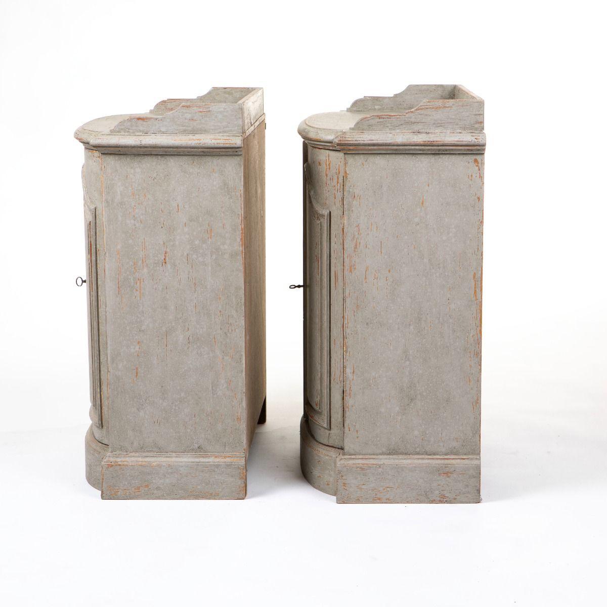 Pareja de consolas o mesillas de noche suecas de estilo rococó Sueco en venta