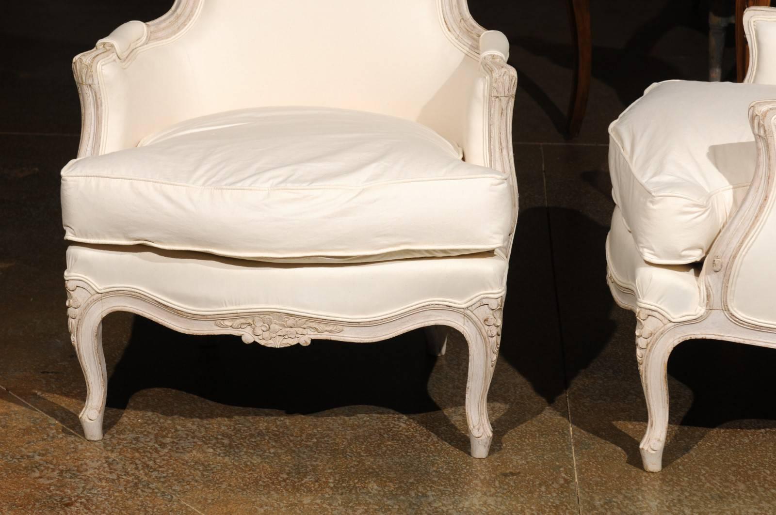 Paire de chaises Bergères suédoises peintes de style rococo, vers 1880 avec tapisserie en vente 2
