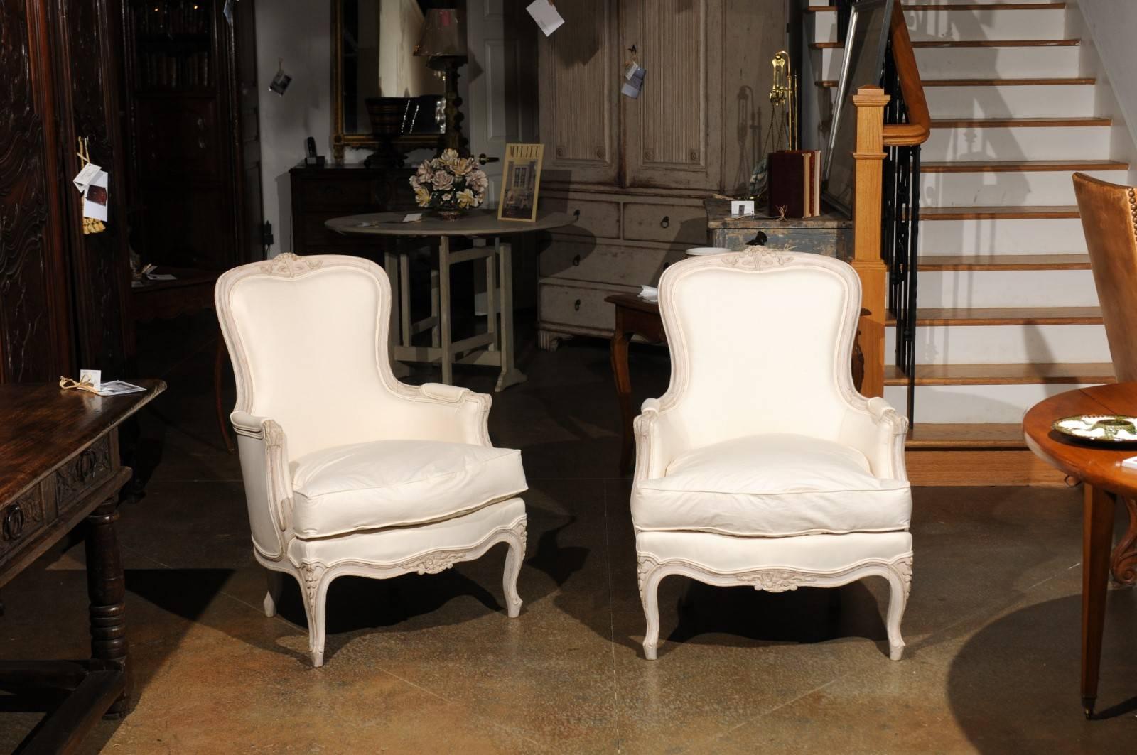Rococo Paire de chaises Bergères suédoises peintes de style rococo, vers 1880 avec tapisserie en vente