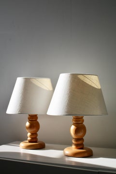 Coppia di lampade da tavolo scandinave svedesi in pino tornito, anni '70