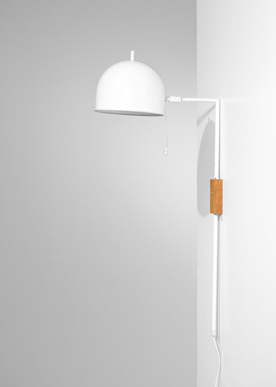 Pair of Scandinavian wall lamps (model V75) edited in the 70s by Bergboms and designed by the Swedish designer Eje Ahlgren. Adjustable wall lamps with structure and lampshade in white lacquered metal. Suspension system in light oak. Very good