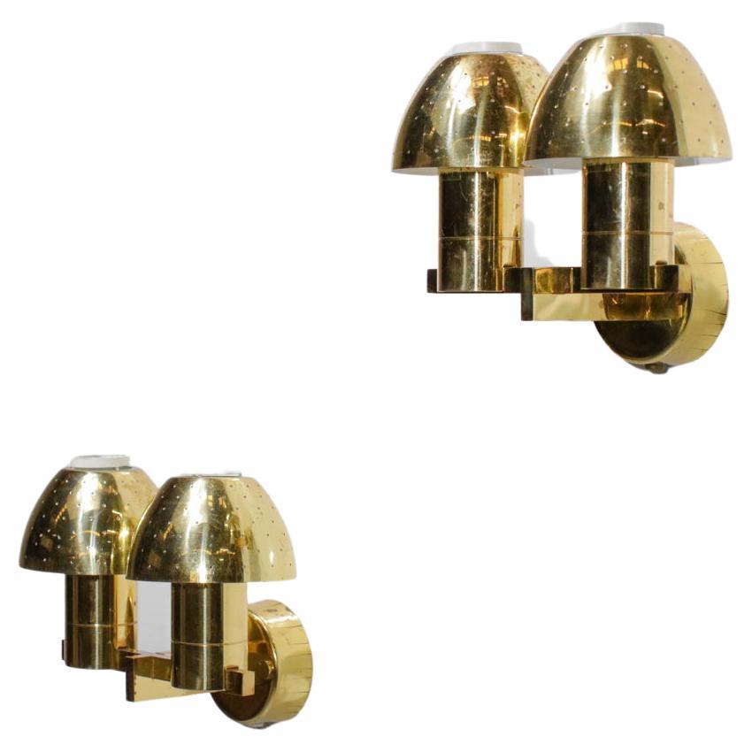Pair of Scandinavian sconces by the Swedish designer Hans Agne Jakobsson, model B221 dating from the 60s. Structure and lampshade in solid brass with a nice patina of time, to note traces of use on the whole lot (see photos). Recommended E14 LED