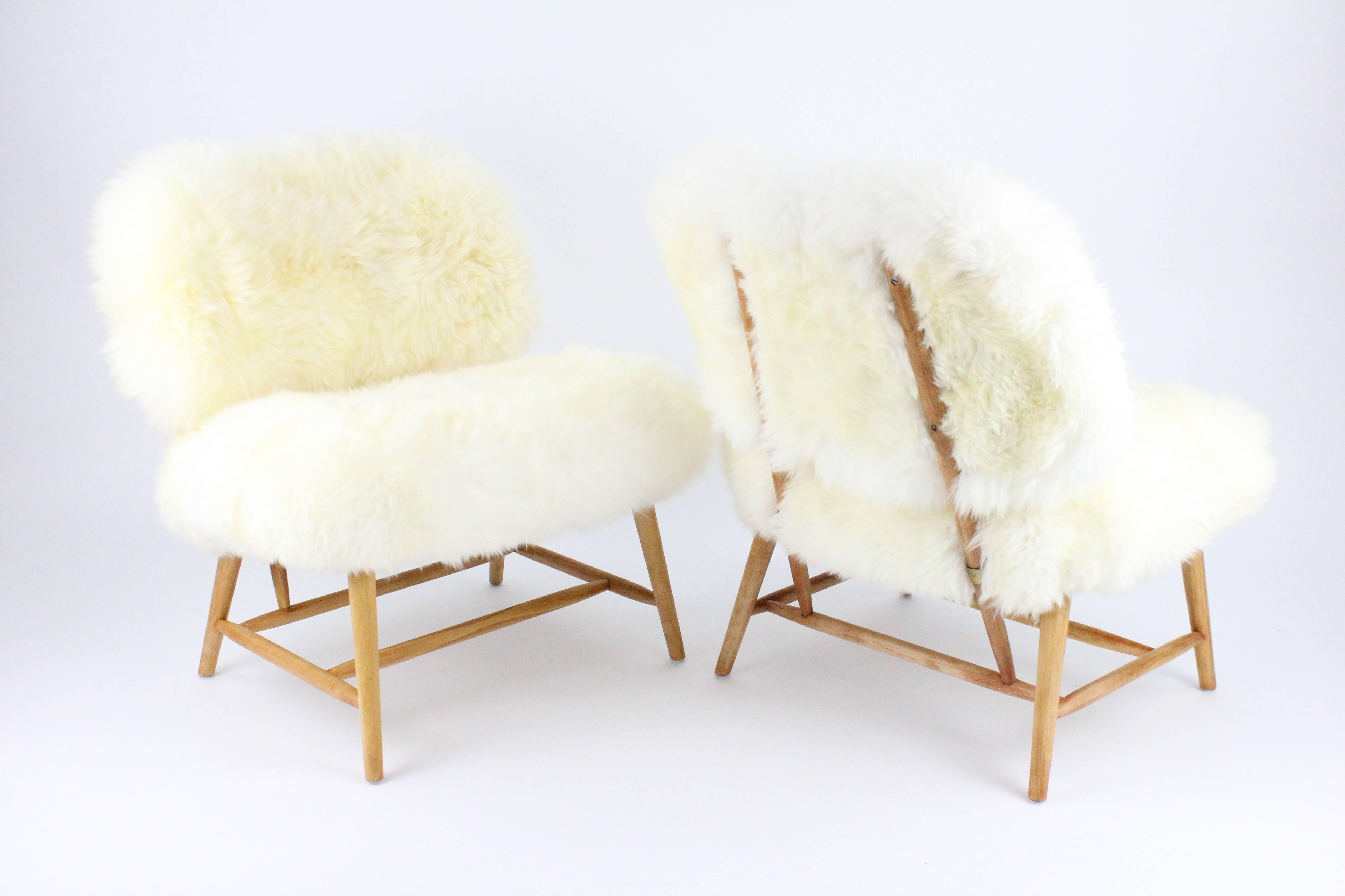 Pair of Swedish Sheep Skin and Beech Teve Easy Chairs by Alf Svensson for DUX In Excellent Condition In Skanninge, SE