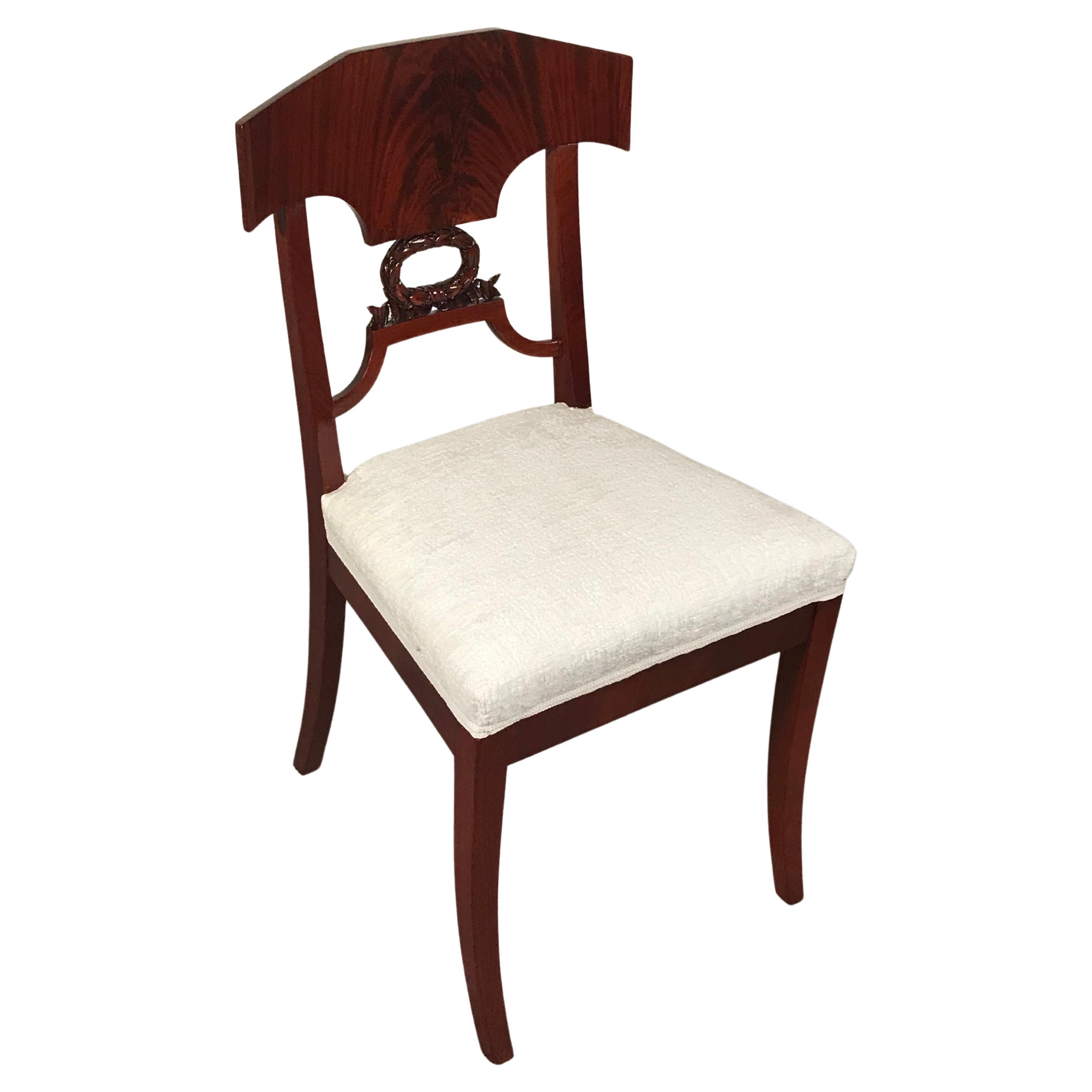 Pareja de sillas auxiliares suecas de estilo Gustaviano, 1820-30 Chapado en venta