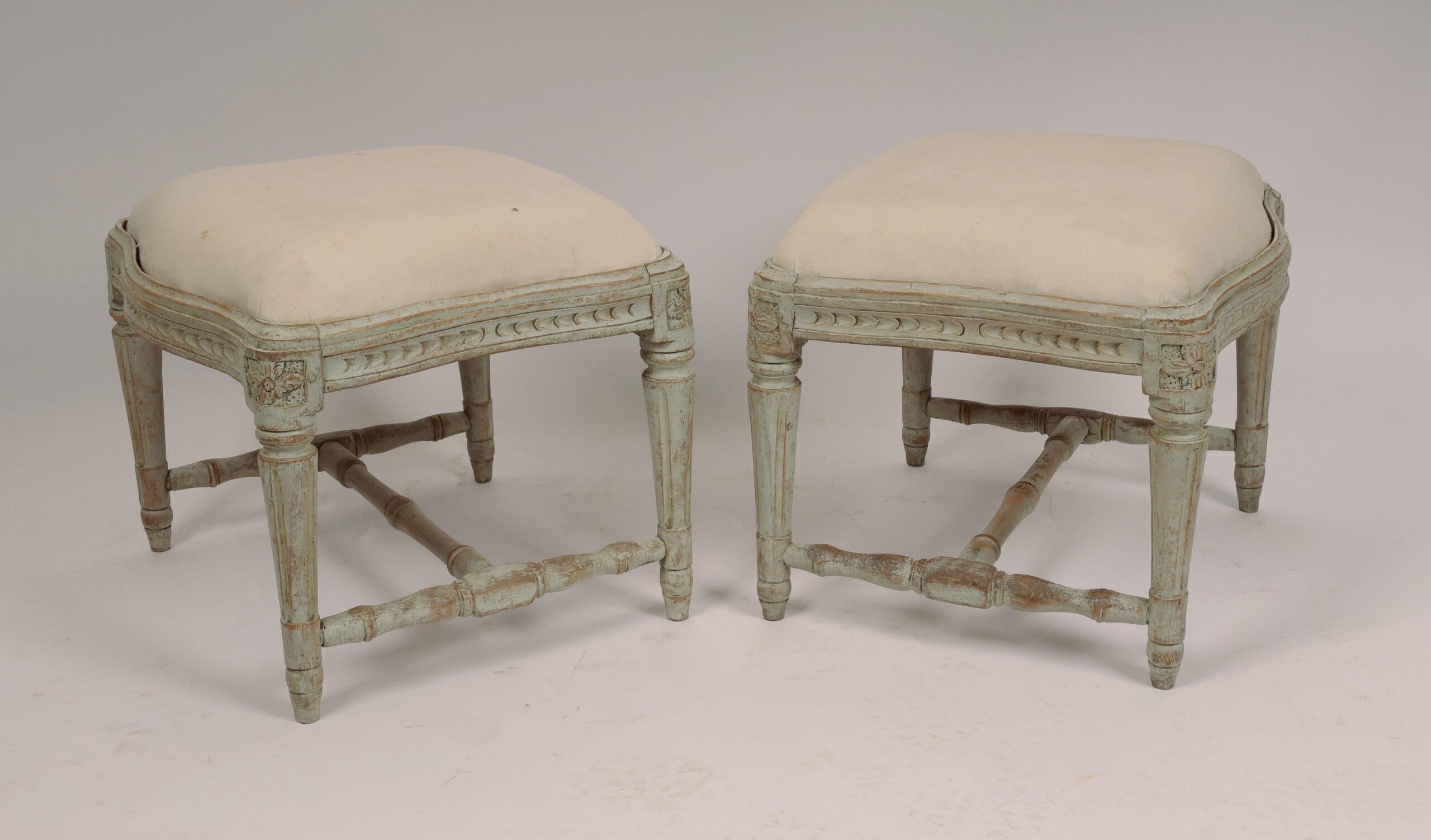 Una coppia di bellissimi sgabelli svedesi realizzati a Stoccolma. I bordi convessi e concavi non sono così comuni. Gli sgabelli presentano eleganti intagli nel legno, mentre i fiori d'angolo hanno delle punte. Il disegno sui lati è insolito. Le