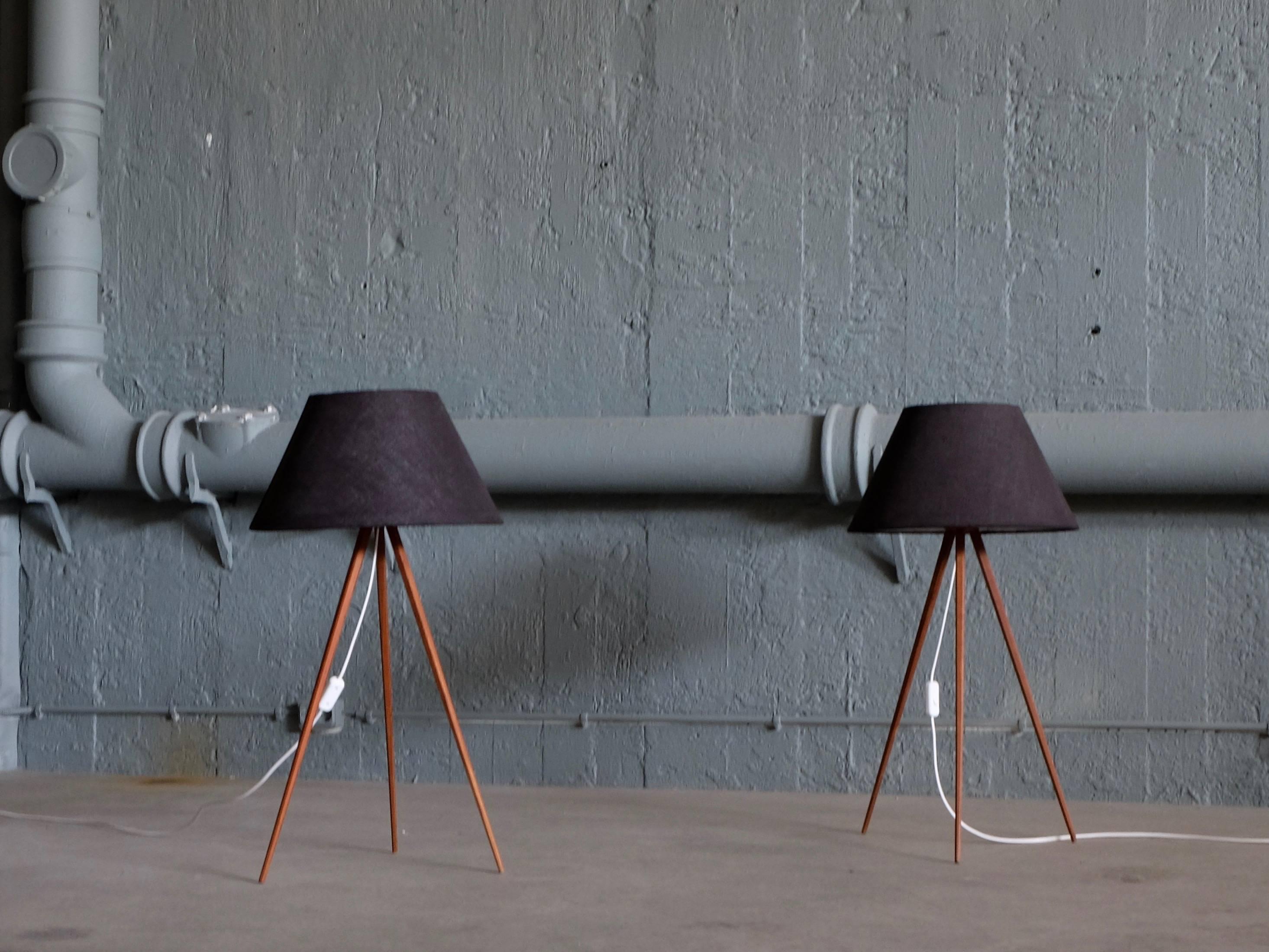 Seltenes Paar schwedischer Tisch-/Stehlampen, kann als beides verwendet werden, optional.
Neue Verkabelung. Ausgezeichneter Zustand.