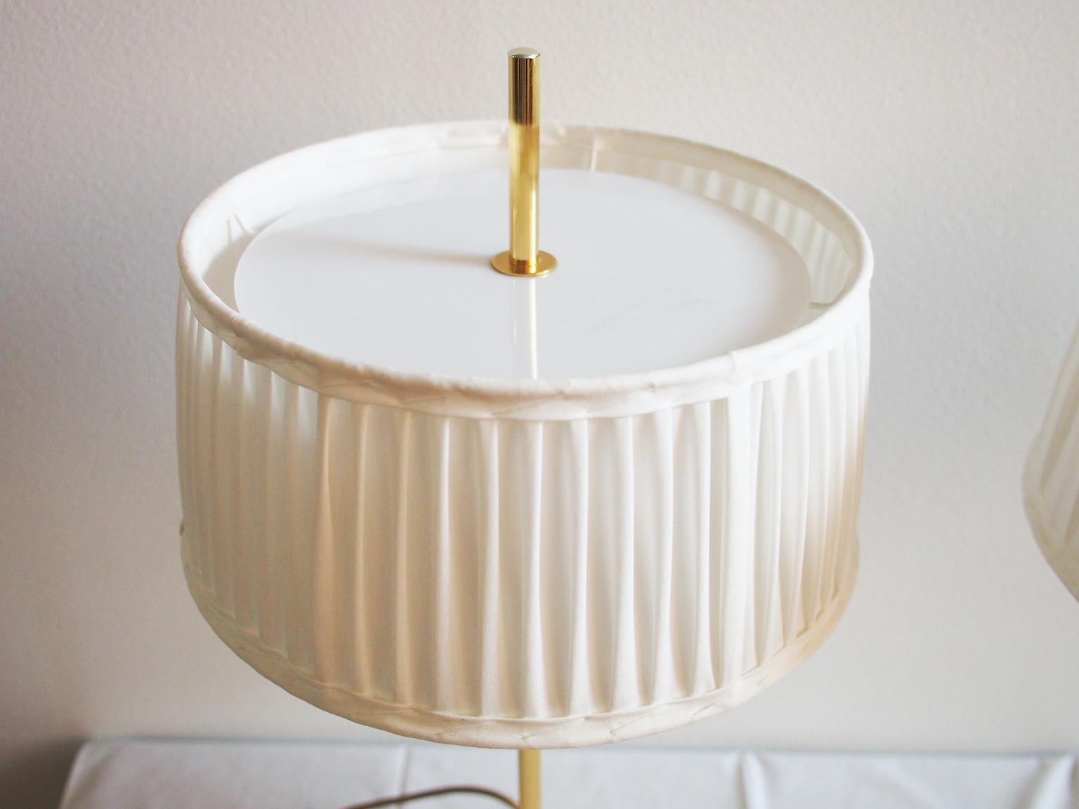Svedese Coppia di lampade da tavolo svedesi in ottone con dettagli in pelle e paralume bianco in vendita