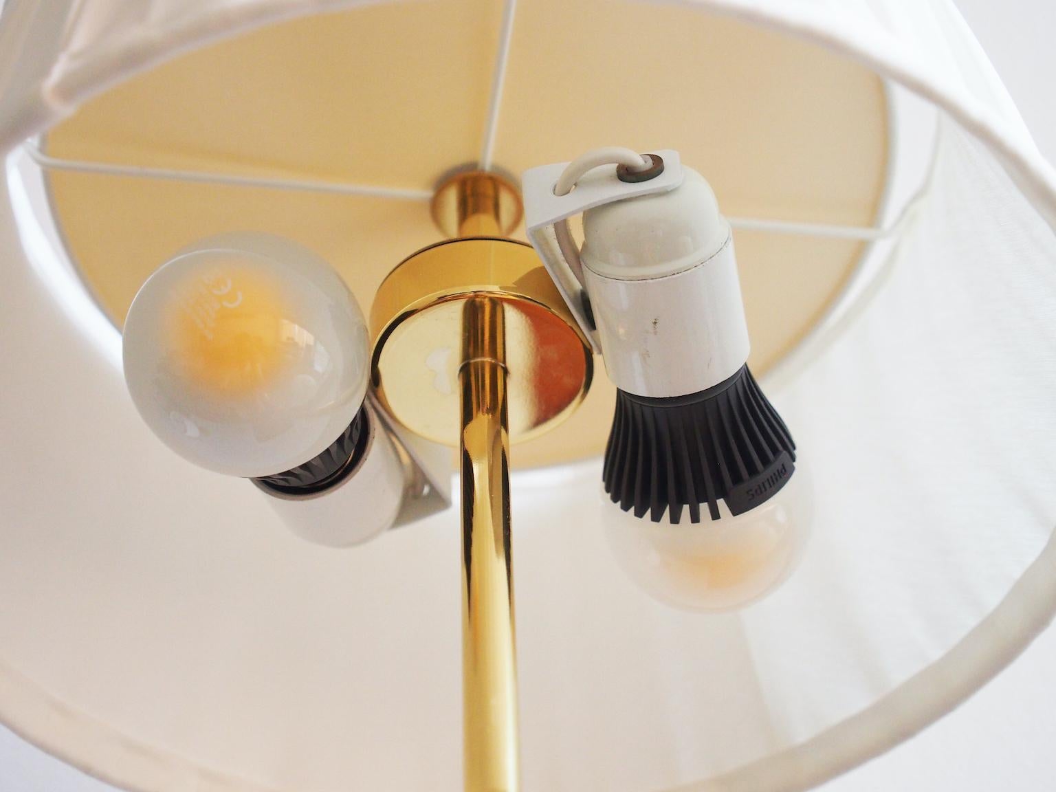 Schwedische Tischlampen aus Messing mit Lederdetails und weißem Schirm, Paar im Angebot 2