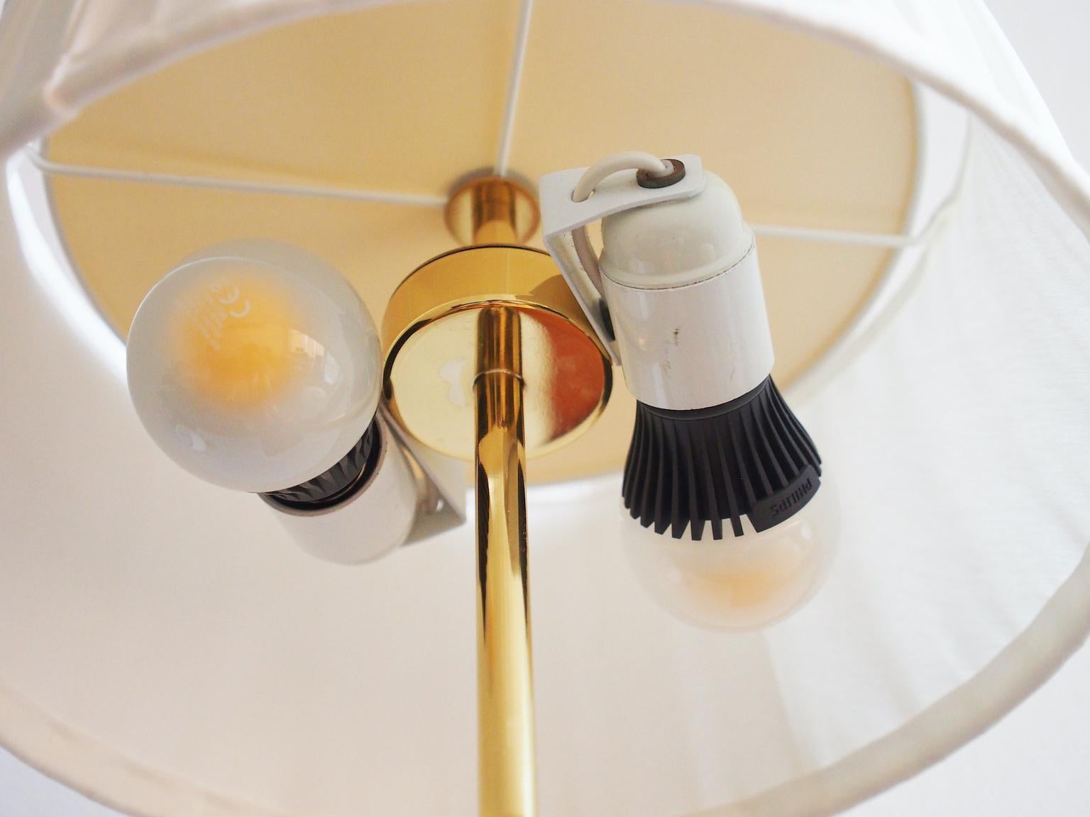 Coppia di lampade da tavolo svedesi in ottone con dettagli in pelle e paralume bianco in vendita 1