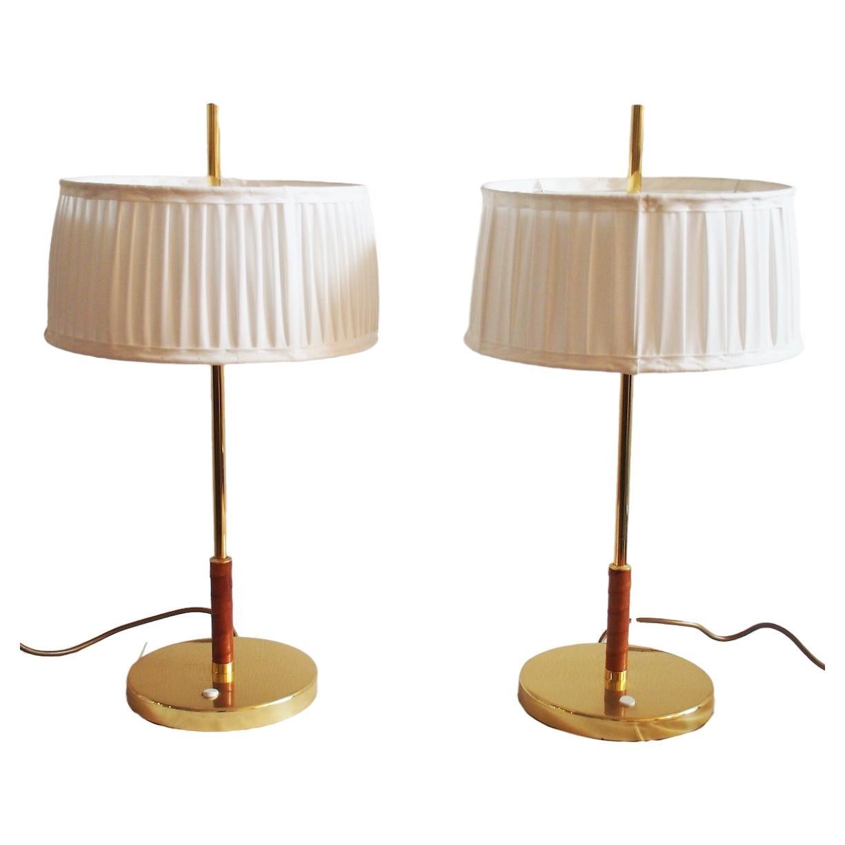 Paire de lampes de bureau suédoises en laiton avec détails en cuir et abat-jour blanc en vente