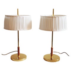 Paire de lampes de bureau suédoises en laiton avec détails en cuir et abat-jour blanc