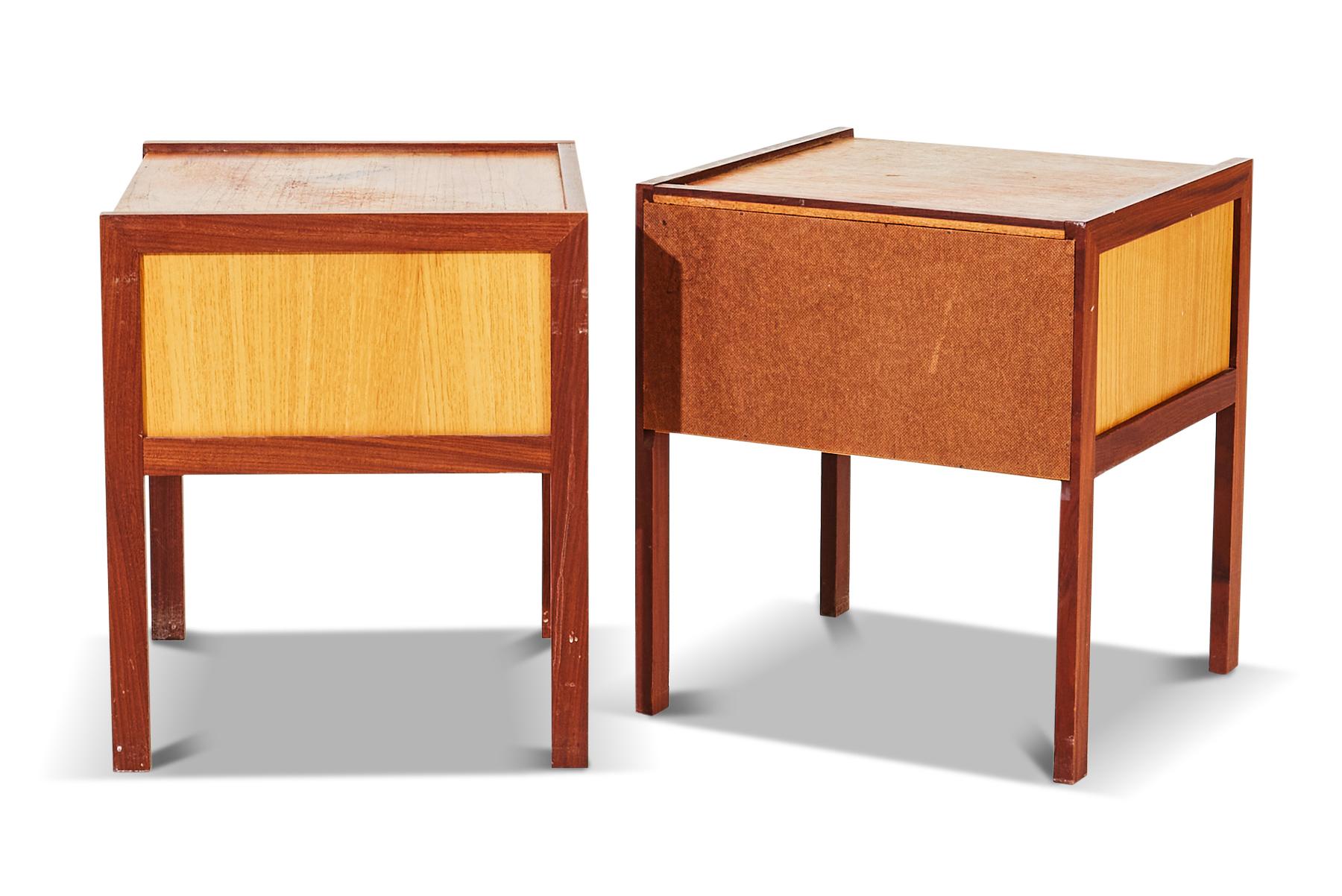 Herkunft: Schweden
Designer: Unbekannt
Hersteller: Unbekannt
Epoche: 1960er Jahre
Materialien: Teak, Eiche
Abmessungen: 17.25? breit x 16,5? tief x 19,5? hoch

Zustand:
In ausgezeichnetem Originalzustand.