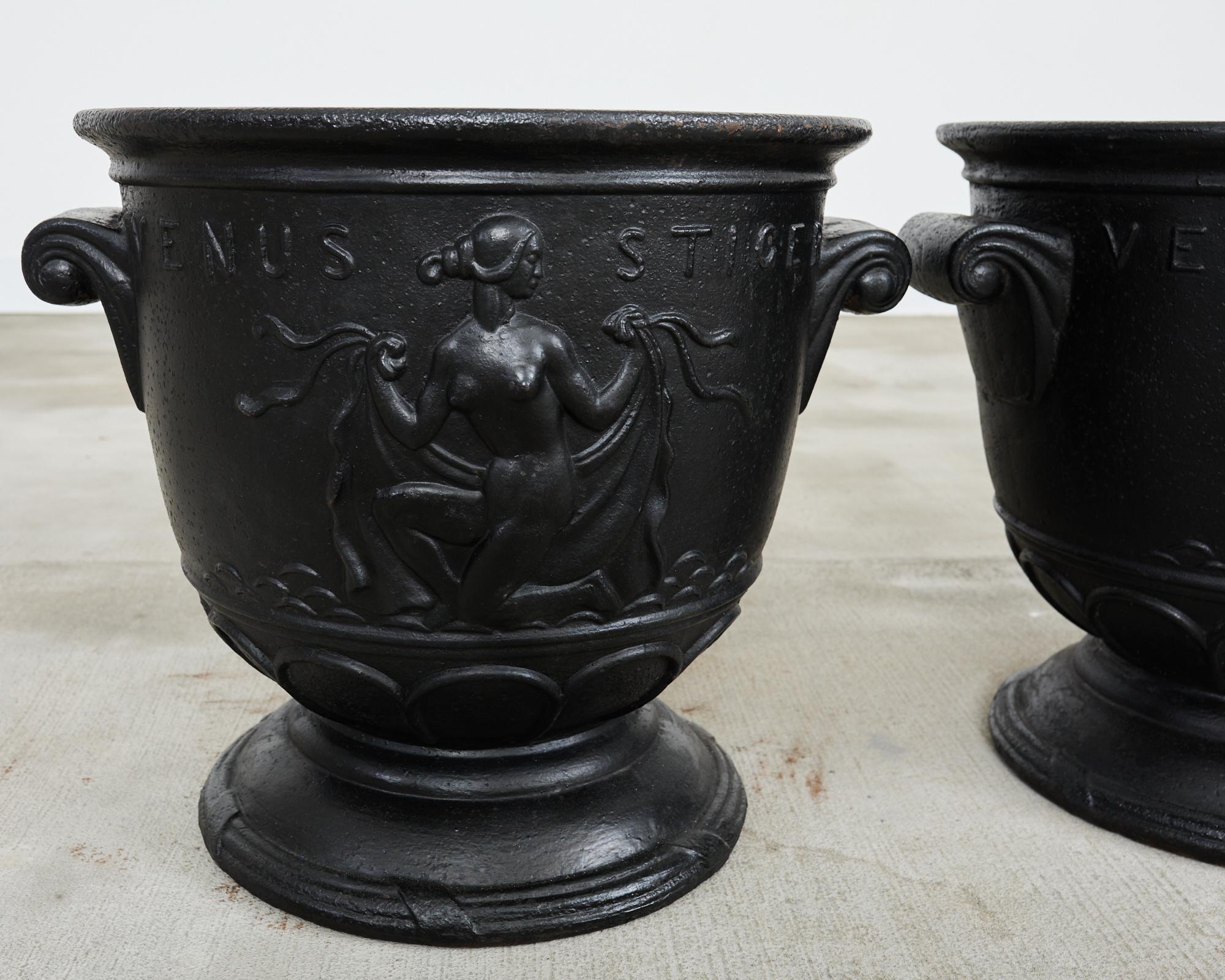 Pareja de jardineras suecas con forma de Venus de Ivar Johnsson en venta 3