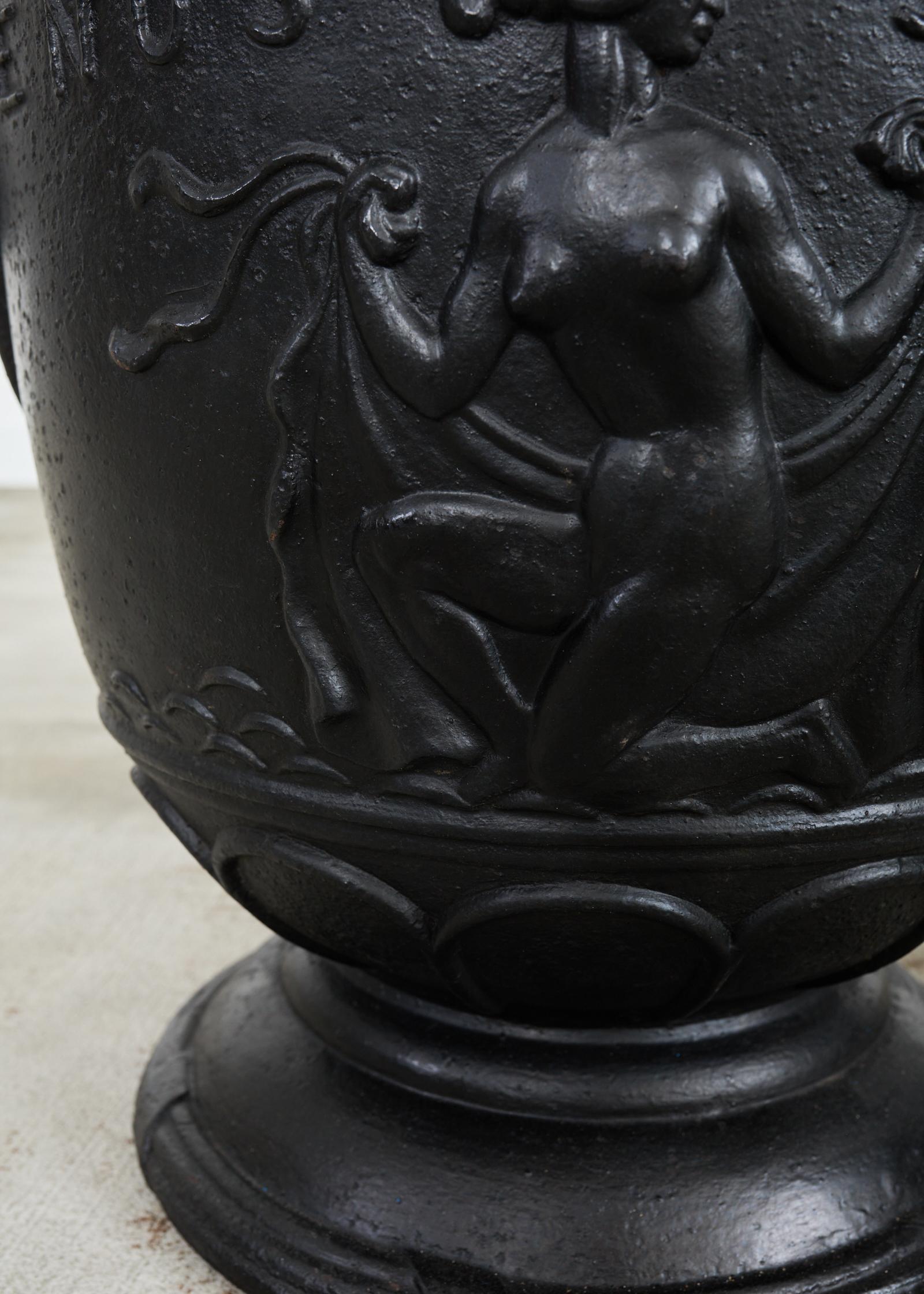 Pareja de jardineras suecas con forma de Venus de Ivar Johnsson en venta 5