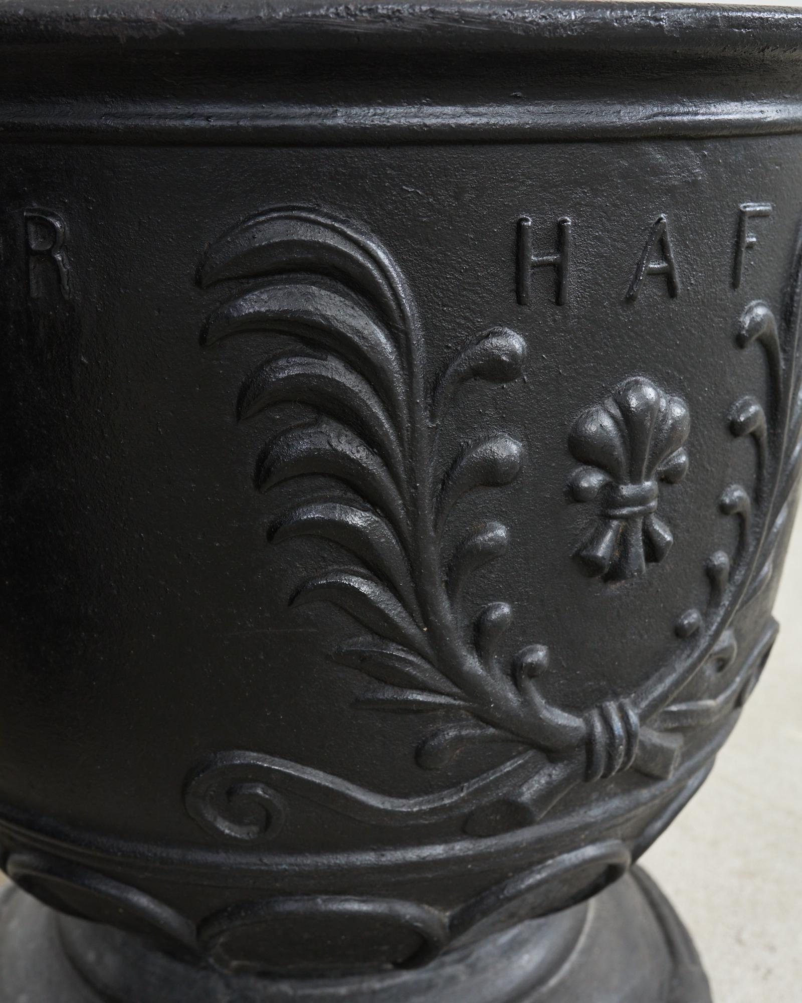 Pareja de jardineras suecas con forma de Venus de Ivar Johnsson en venta 7