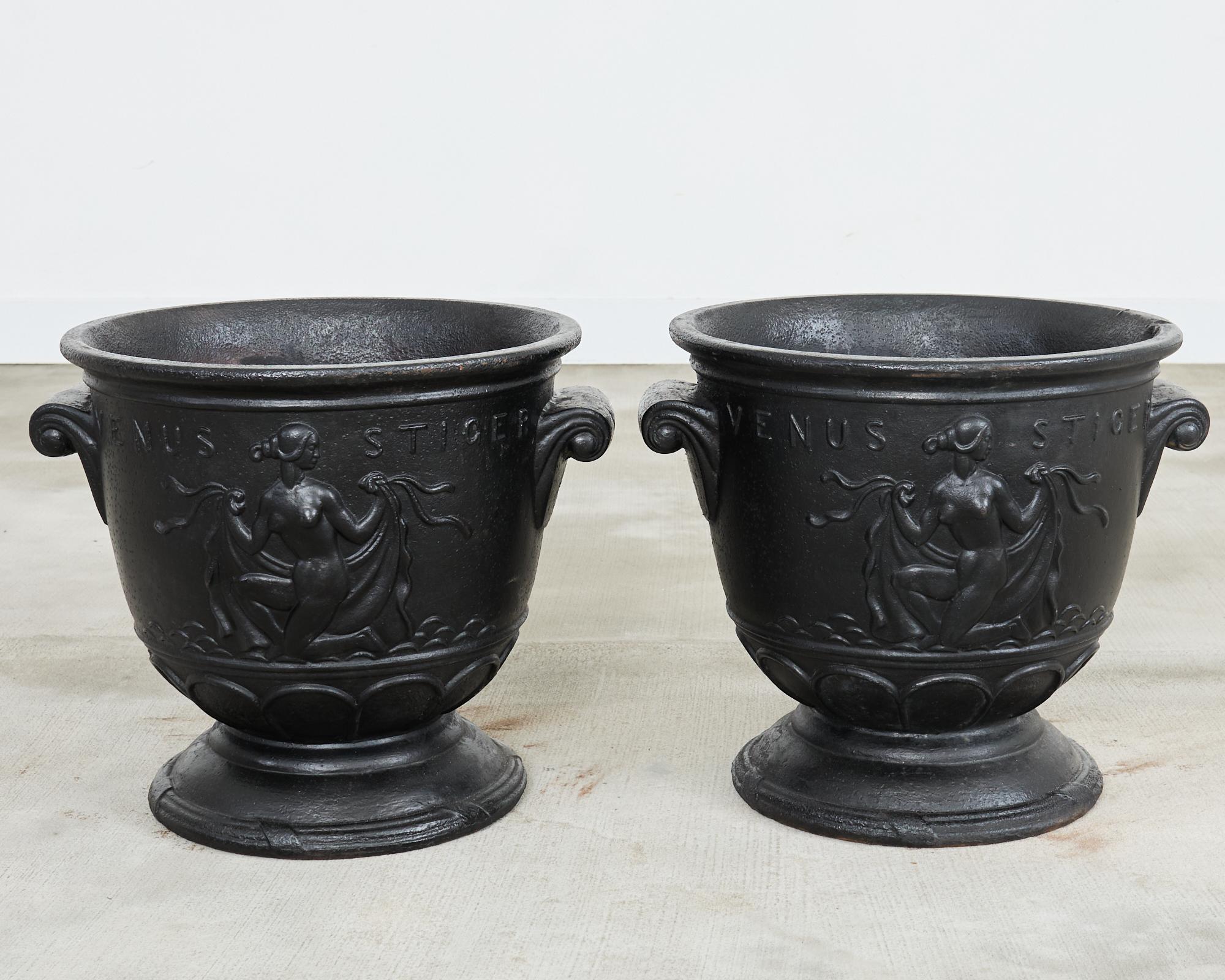 Pareja de jardineras suecas con forma de Venus de Ivar Johnsson Neoclásico en venta