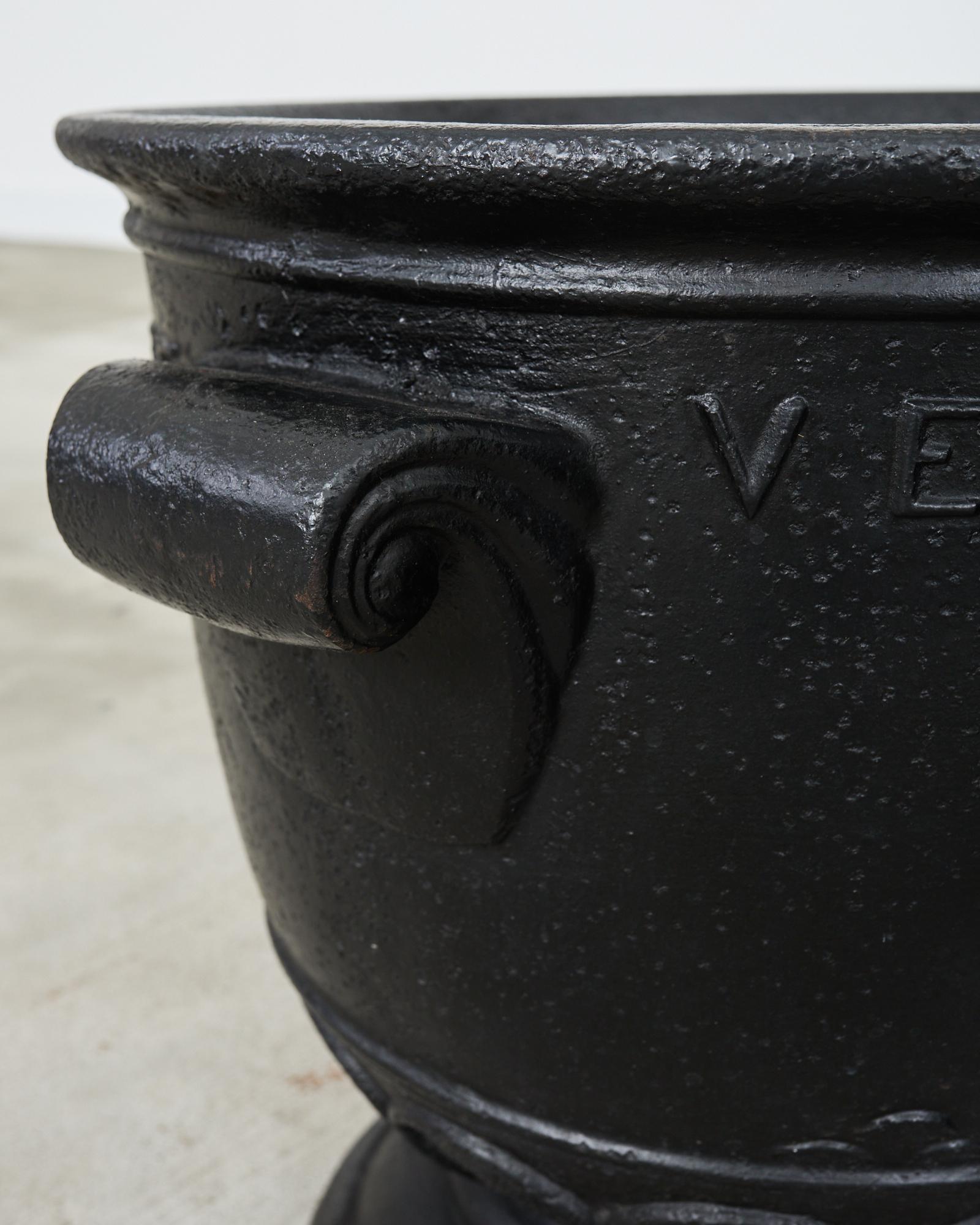 Pareja de jardineras suecas con forma de Venus de Ivar Johnsson Sueco en venta