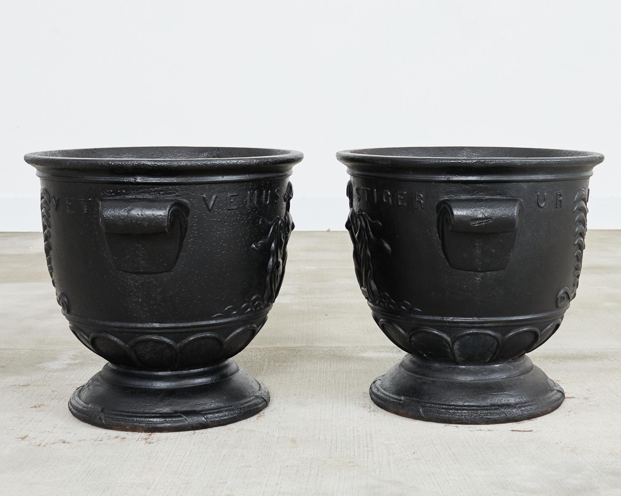 Pareja de jardineras suecas con forma de Venus de Ivar Johnsson Vaciado en venta