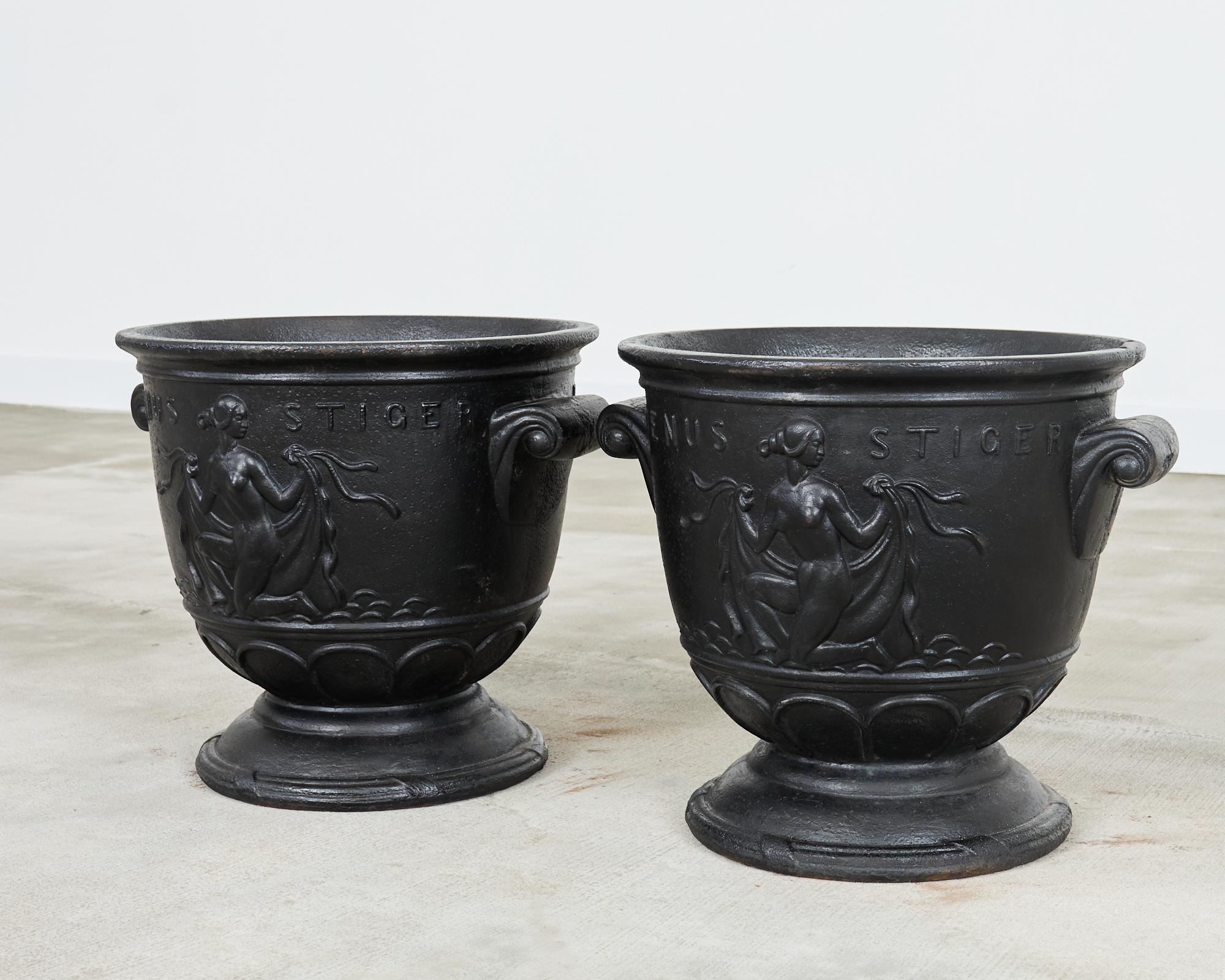 Pareja de jardineras suecas con forma de Venus de Ivar Johnsson siglo XX en venta