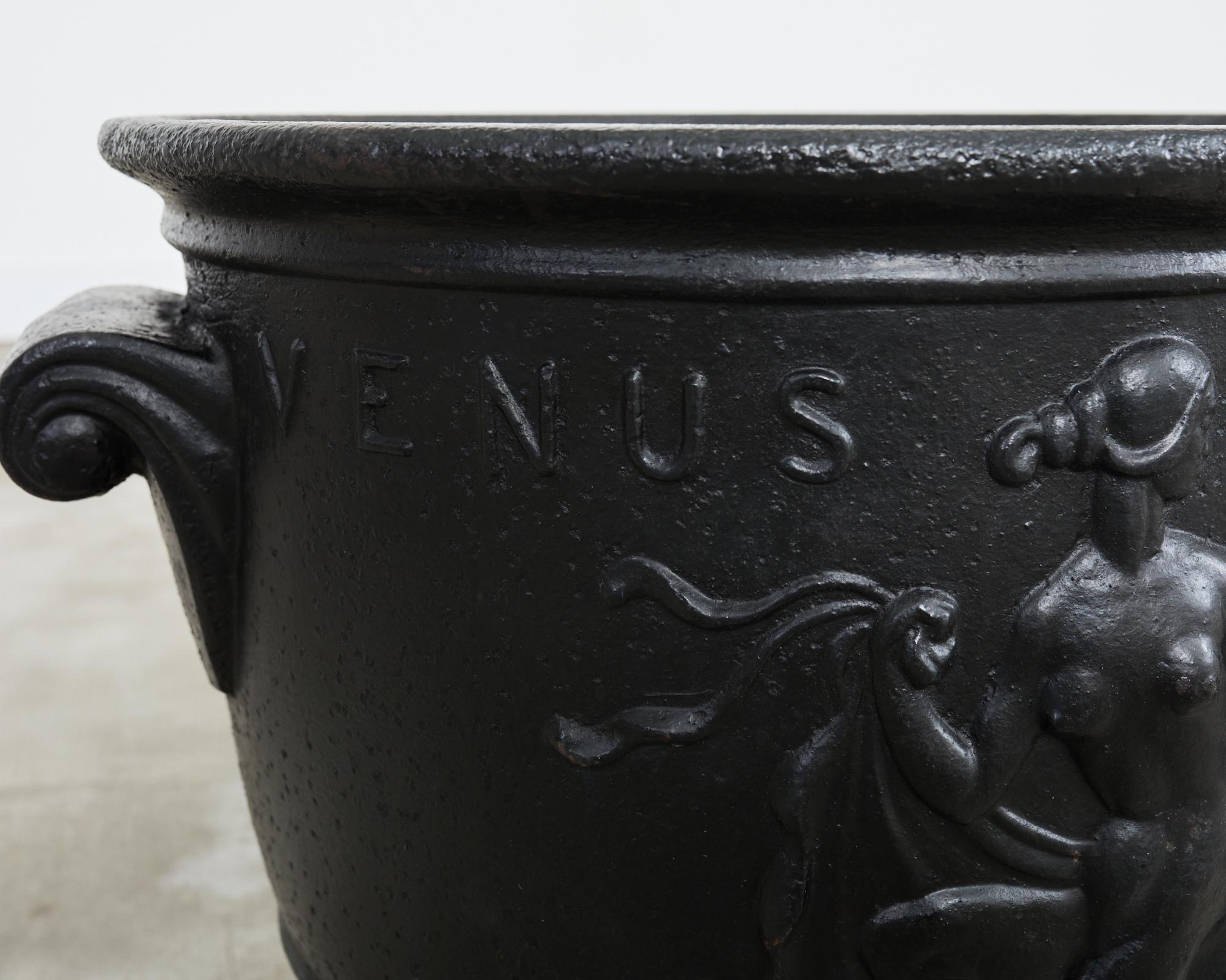Pareja de jardineras suecas con forma de Venus de Ivar Johnsson Hierro en venta