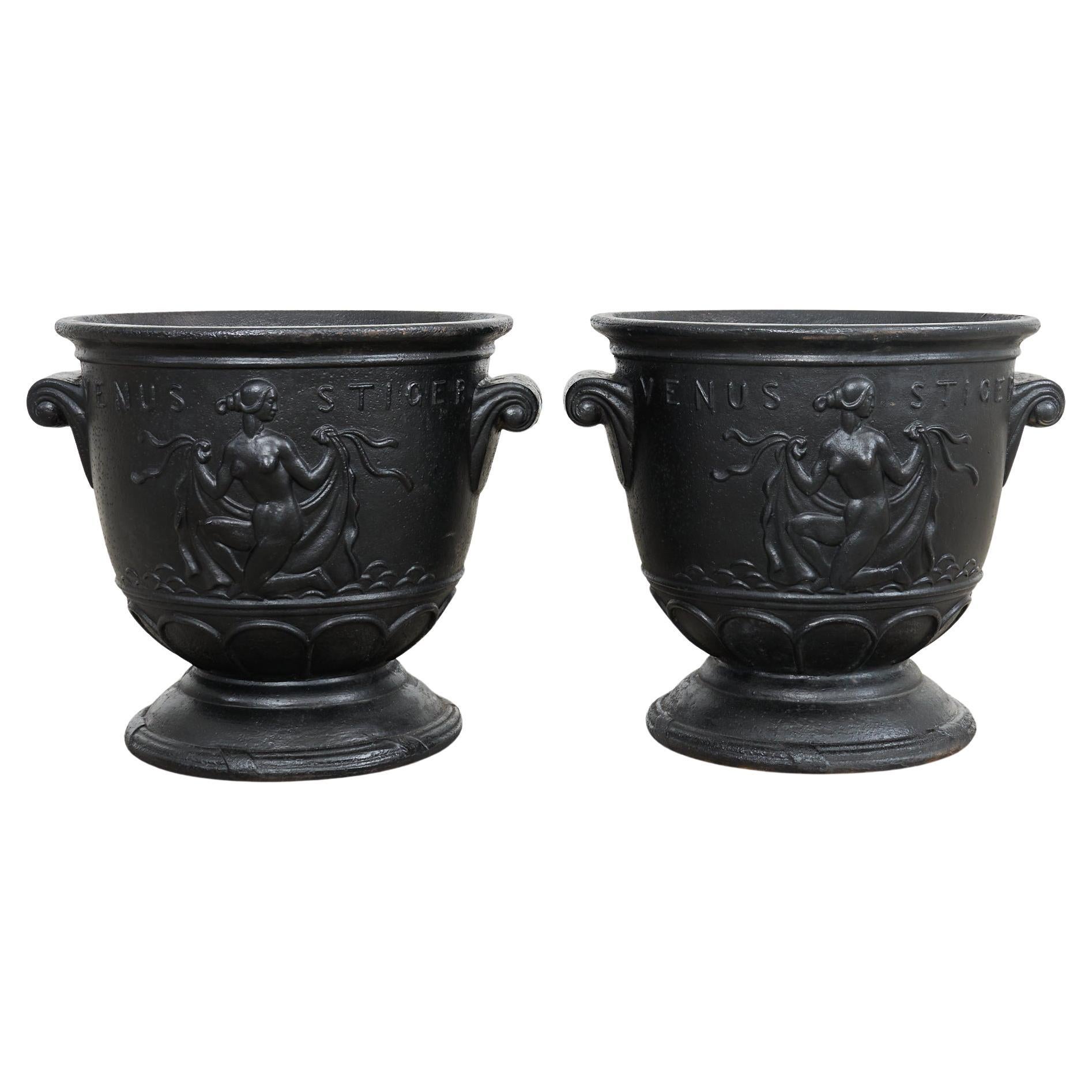 Pareja de jardineras suecas con forma de Venus de Ivar Johnsson en venta