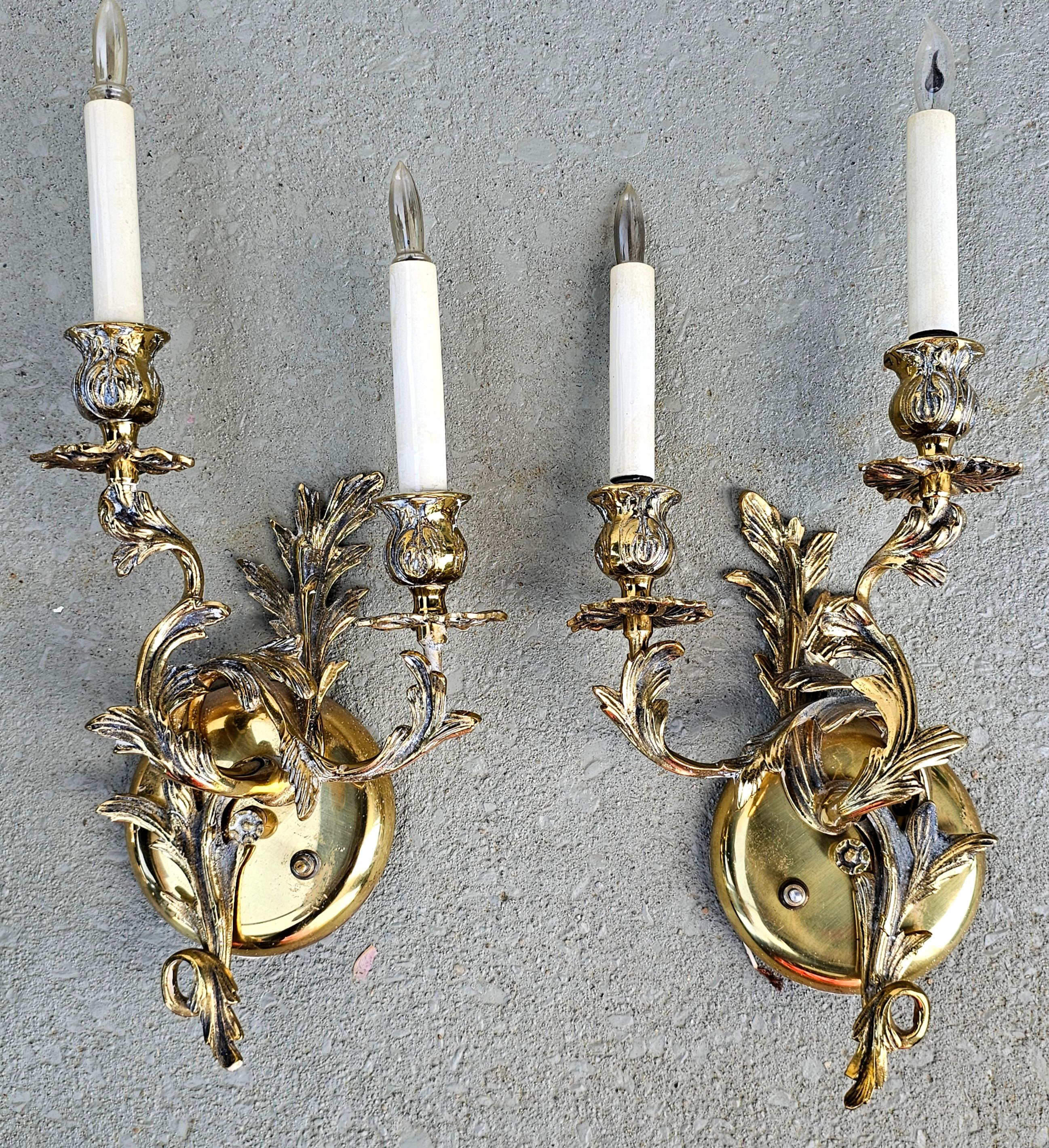Une paire de Suédois  Appliques murales électriques à deux lumières en laiton de style rococo victorien avec interrupteur monté.
Mesures  7