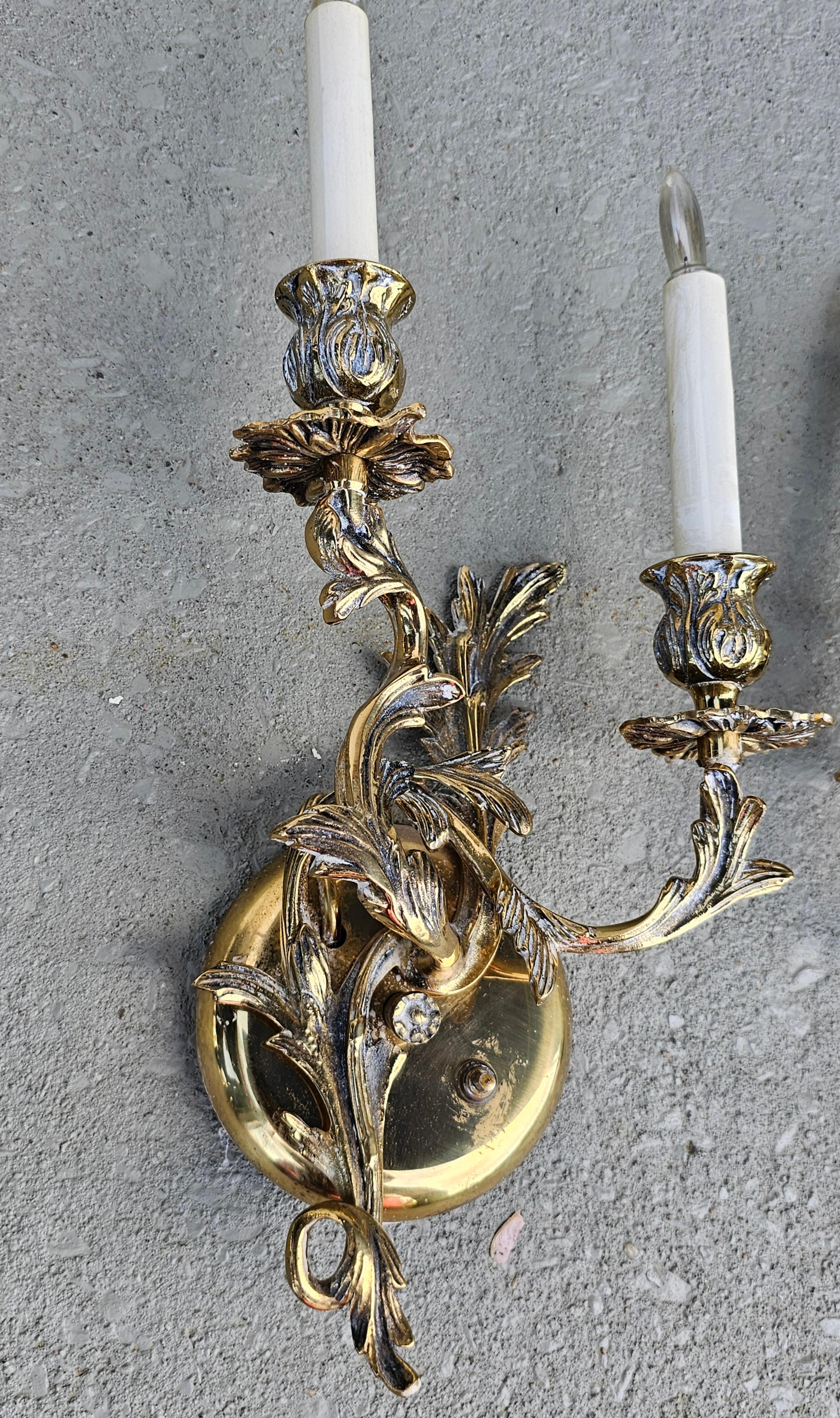 Rococo Paire d'appliques murales suédoises de style rococo victorien à deux lumières en vente