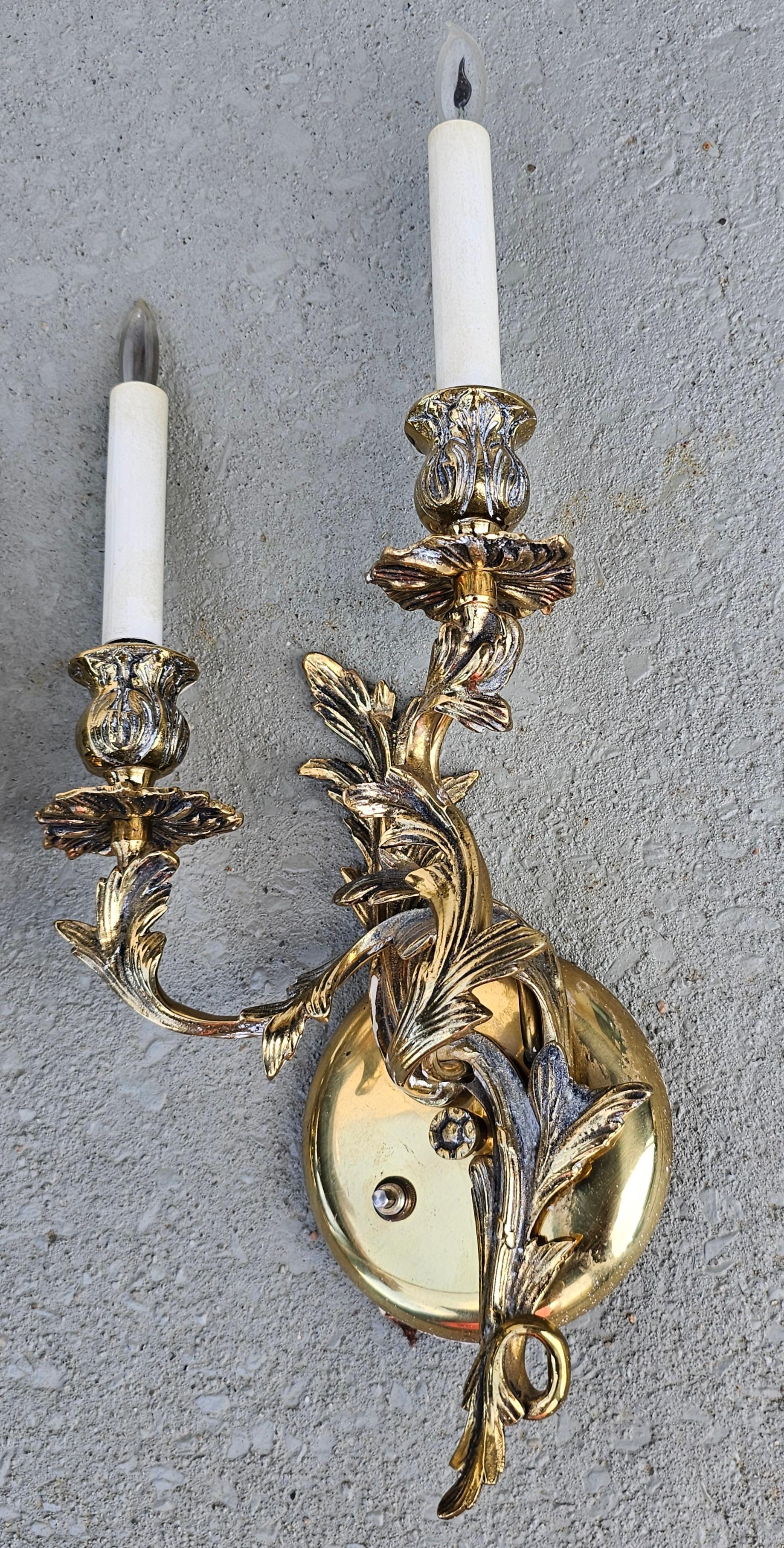 Ferronnerie Paire d'appliques murales suédoises de style rococo victorien à deux lumières en vente