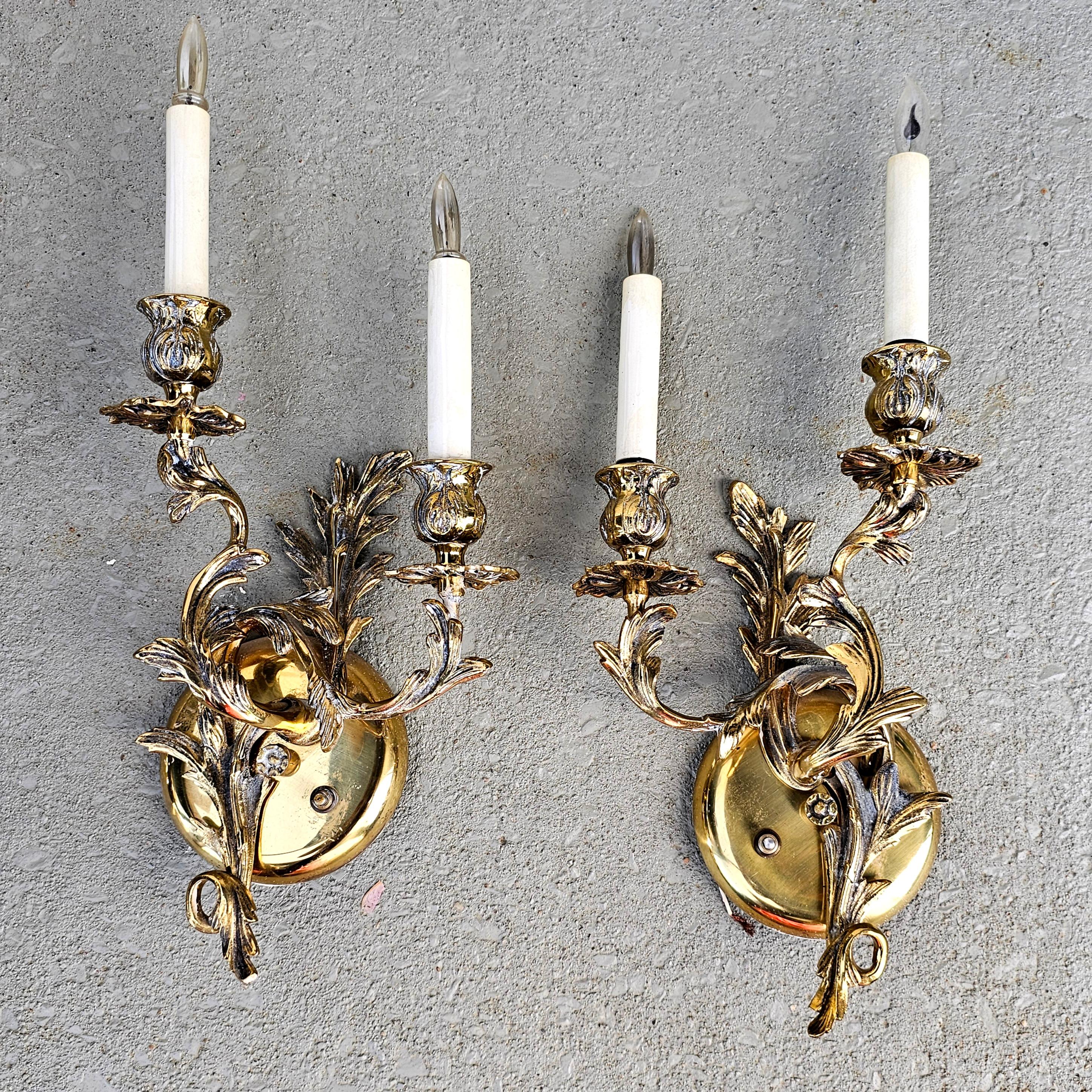 Paire d'appliques murales suédoises de style rococo victorien à deux lumières Bon état - En vente à Germantown, MD