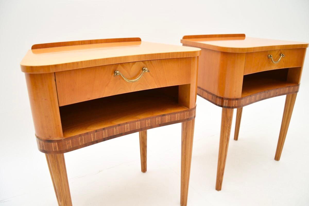 Paar schwedische Vintage Nachttische aus Ulme im Angebot 1