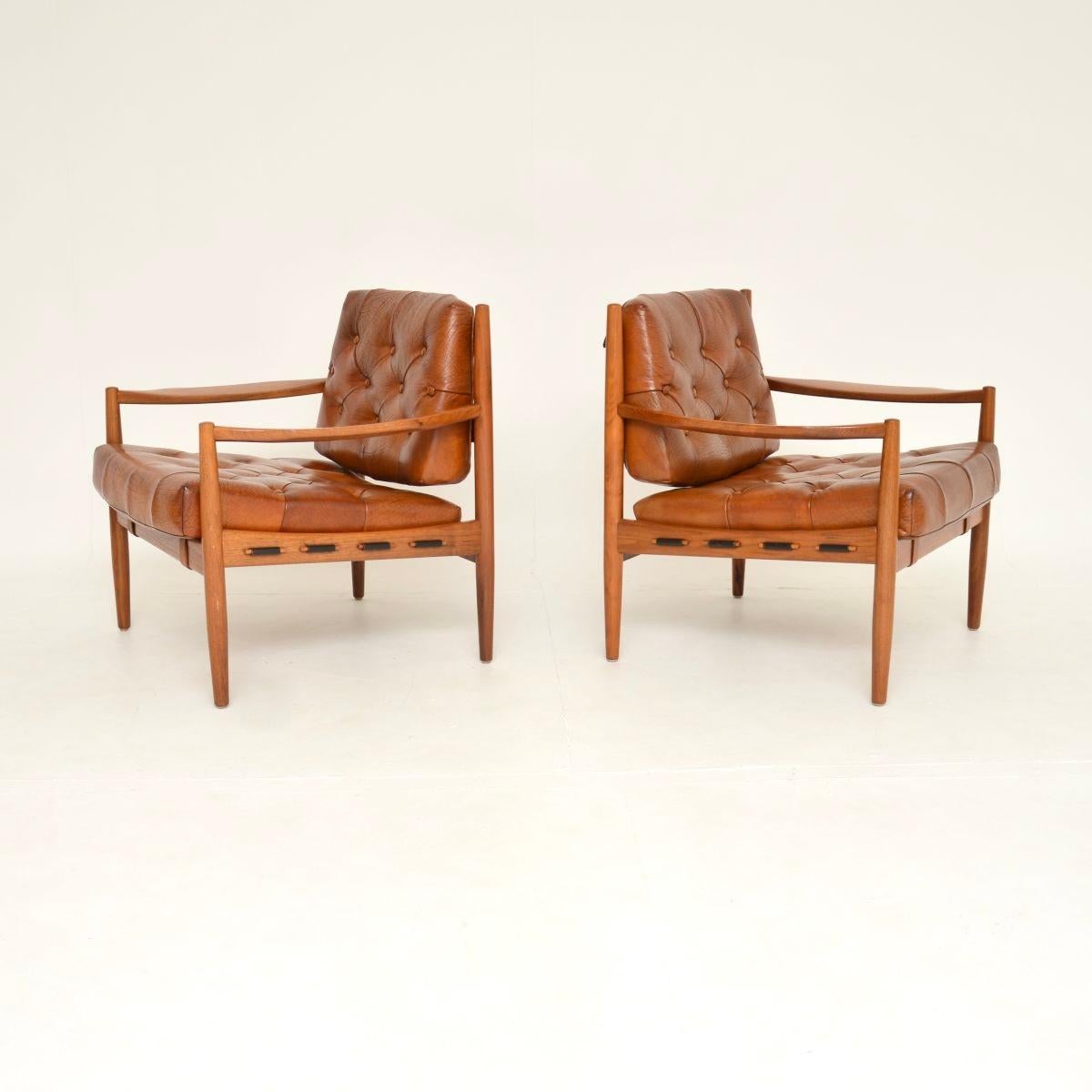 Une paire de fauteuils suédois vintage en cuir et en noyer, élégants et très confortables, créés par Ingemar Thillmark pour OPE. Ils ont été fabriqués en Suède et datent des années 1960.

Elles sont magnifiquement conçues et ont un aspect étonnant