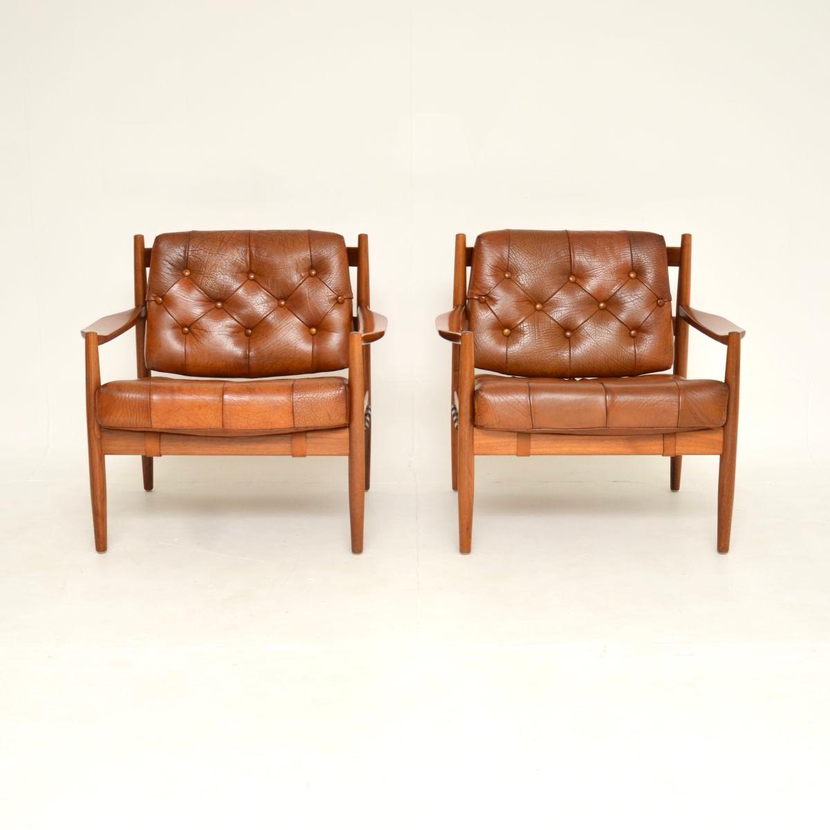 Mid-Century Modern Pair of Swedish Vintage Leather and Walnut Armchairs by Ingemar Thillmark for OP en vente