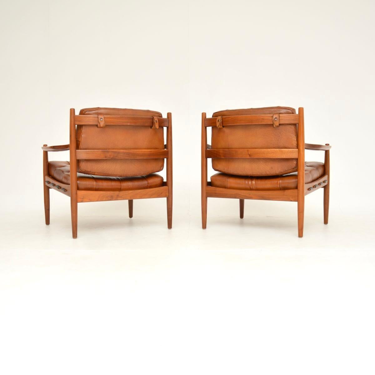 Suédois Pair of Swedish Vintage Leather and Walnut Armchairs by Ingemar Thillmark for OP en vente