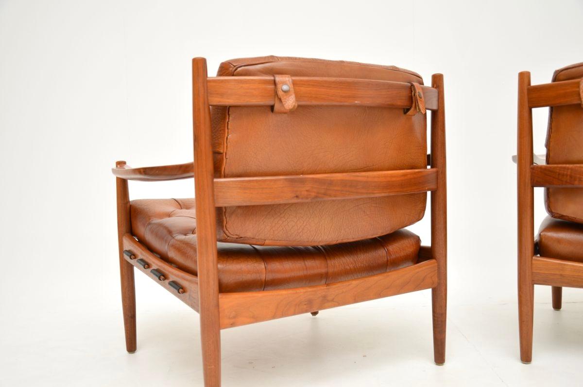 Pair of Swedish Vintage Leather and Walnut Armchairs by Ingemar Thillmark for OP Bon état - En vente à London, GB