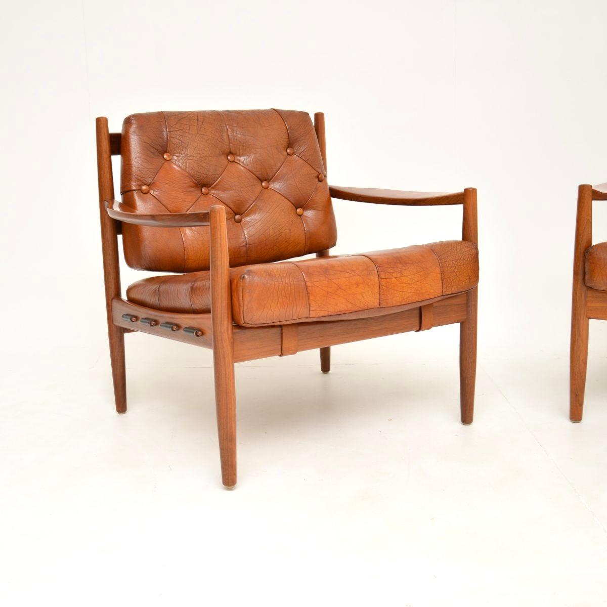 Milieu du XXe siècle Pair of Swedish Vintage Leather and Walnut Armchairs by Ingemar Thillmark for OP en vente