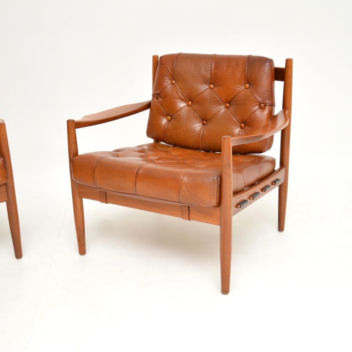 Cuir Pair of Swedish Vintage Leather and Walnut Armchairs by Ingemar Thillmark for OP en vente