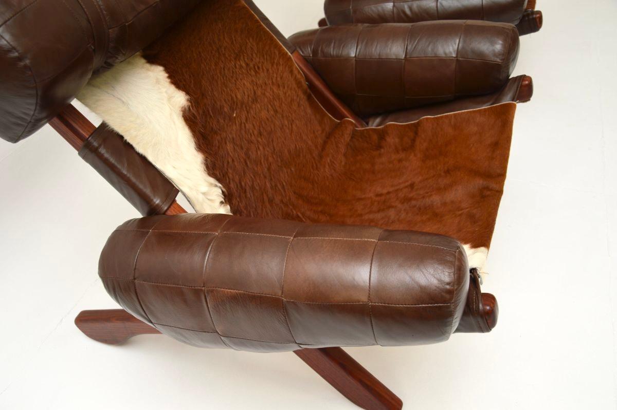 Paire de fauteuils suédois vintage du milieu du siècle dernier en cuir de vache en vente 4