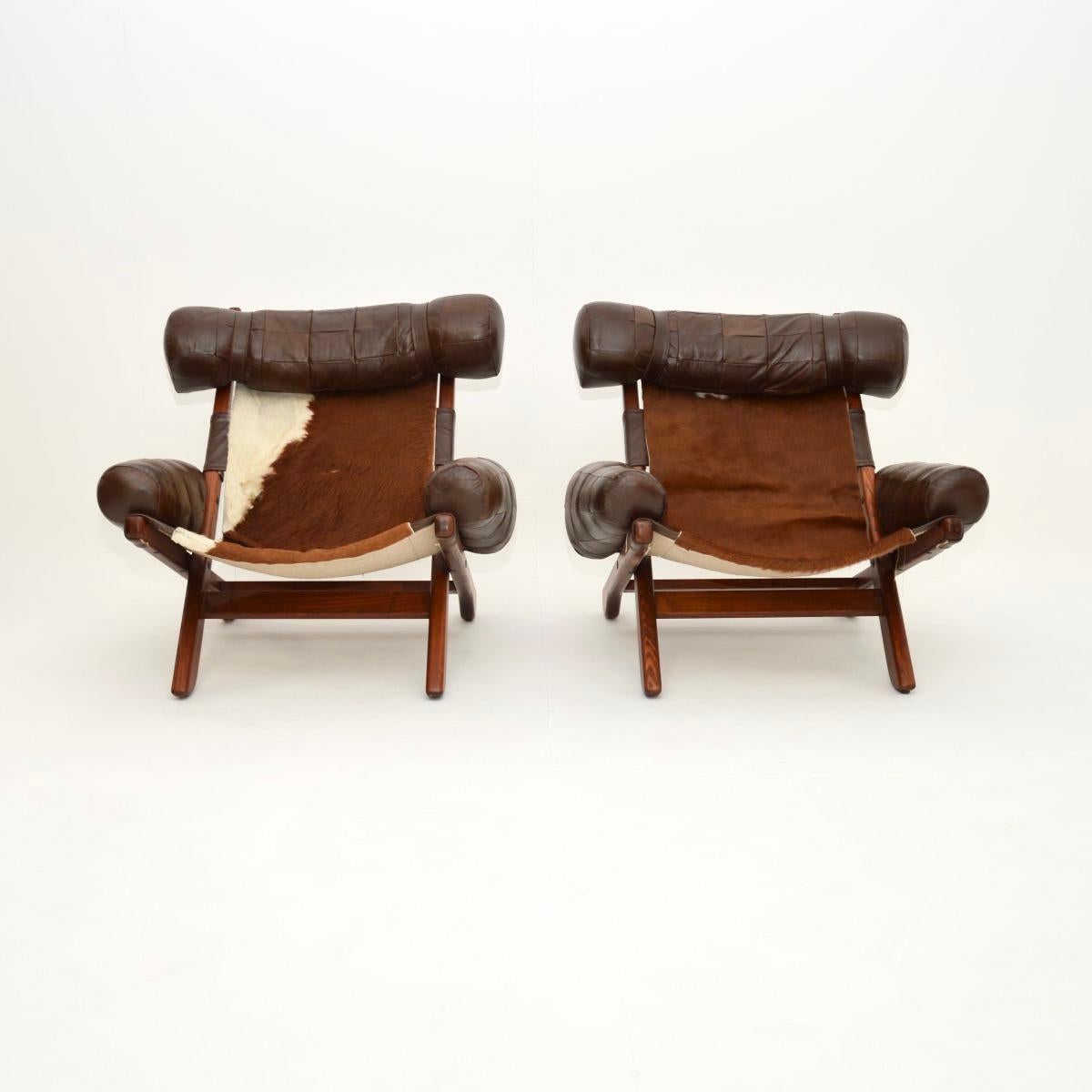Une paire exceptionnelle de fauteuils suédois vintage du milieu du siècle en cuir de vachette. Ce design est attribué à Arne Norells, il date des années 1960-70.

La qualité est superbe, ils ont un design incroyablement élégant et unique. Elles sont