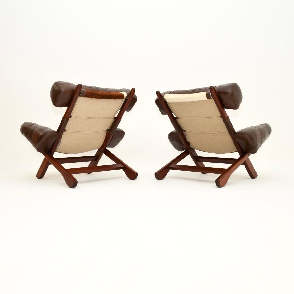 Suédois Paire de fauteuils suédois vintage du milieu du siècle dernier en cuir de vache en vente
