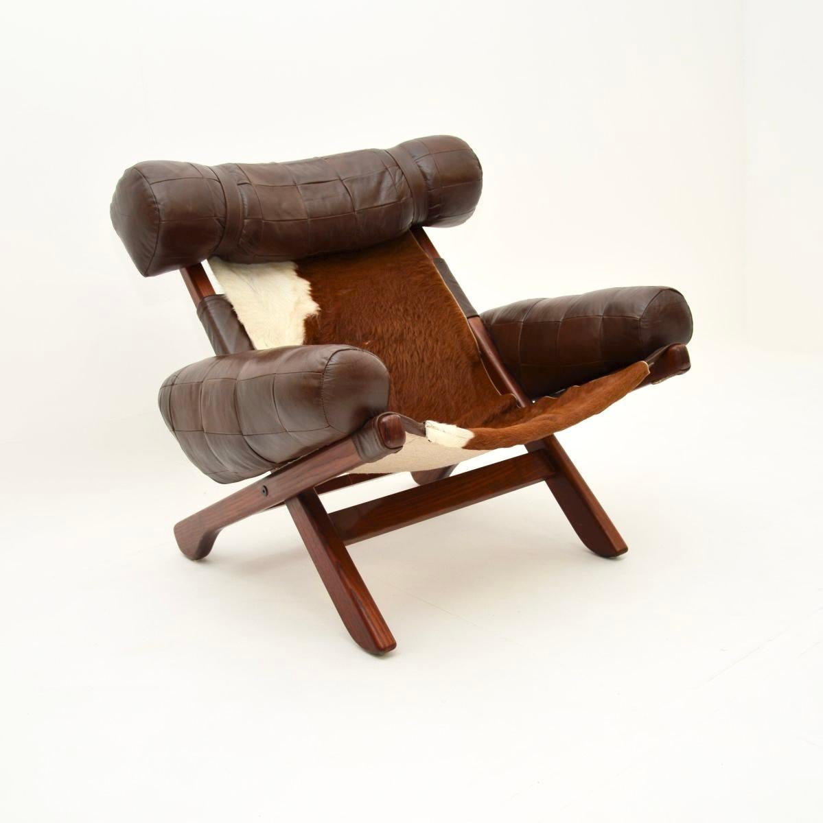 Paire de fauteuils suédois vintage du milieu du siècle dernier en cuir de vache Bon état - En vente à London, GB
