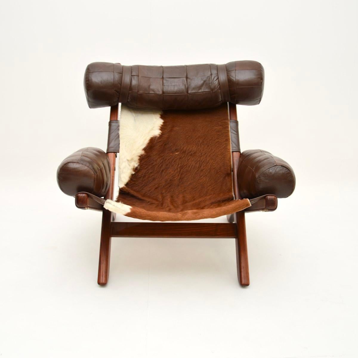 Milieu du XXe siècle Paire de fauteuils suédois vintage du milieu du siècle dernier en cuir de vache en vente