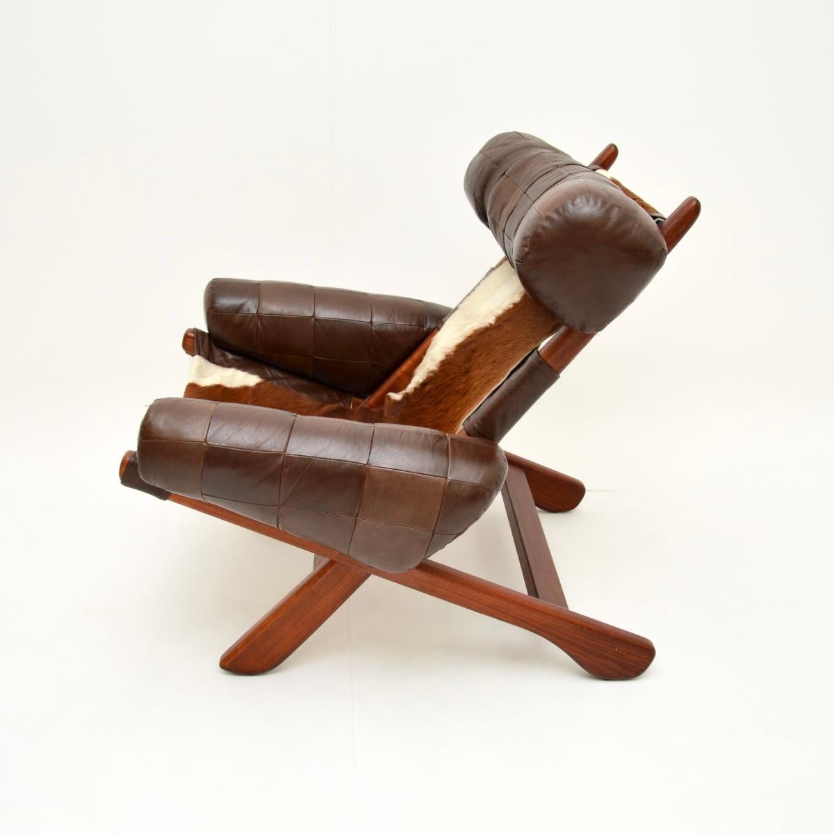 Cuir de vache Paire de fauteuils suédois vintage du milieu du siècle dernier en cuir de vache en vente