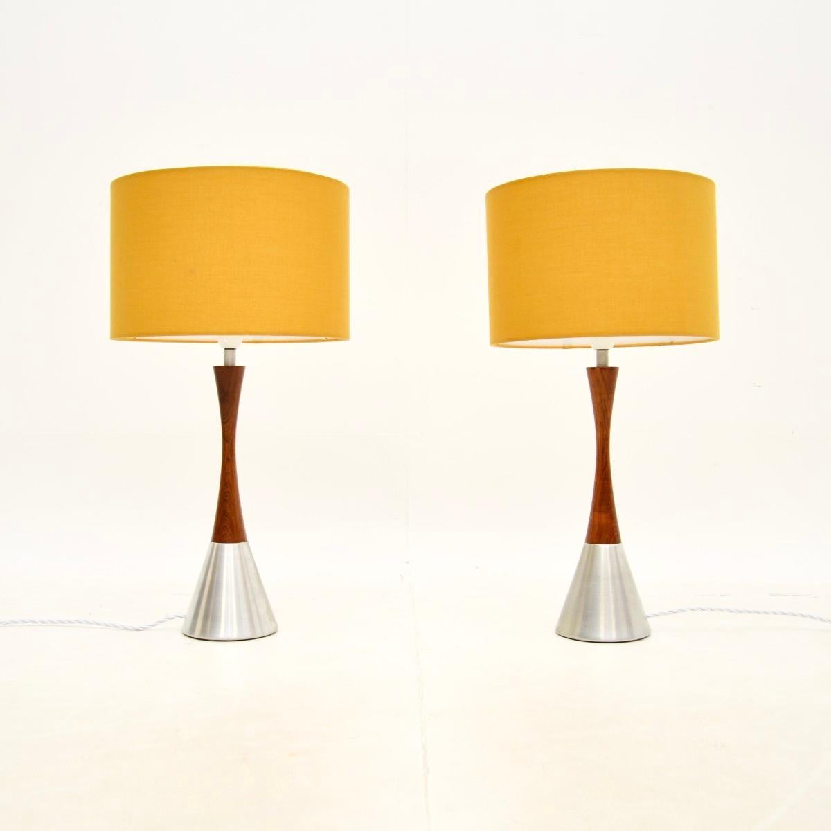 Une paire de lampes de table suédoises vintage en bois et en acier de Bergboms, datant des années 1960-70, très élégante et de très bonne facture.

La qualité est exceptionnelle, ils sont magnifiquement conçus avec une forme fantastique. Le bois