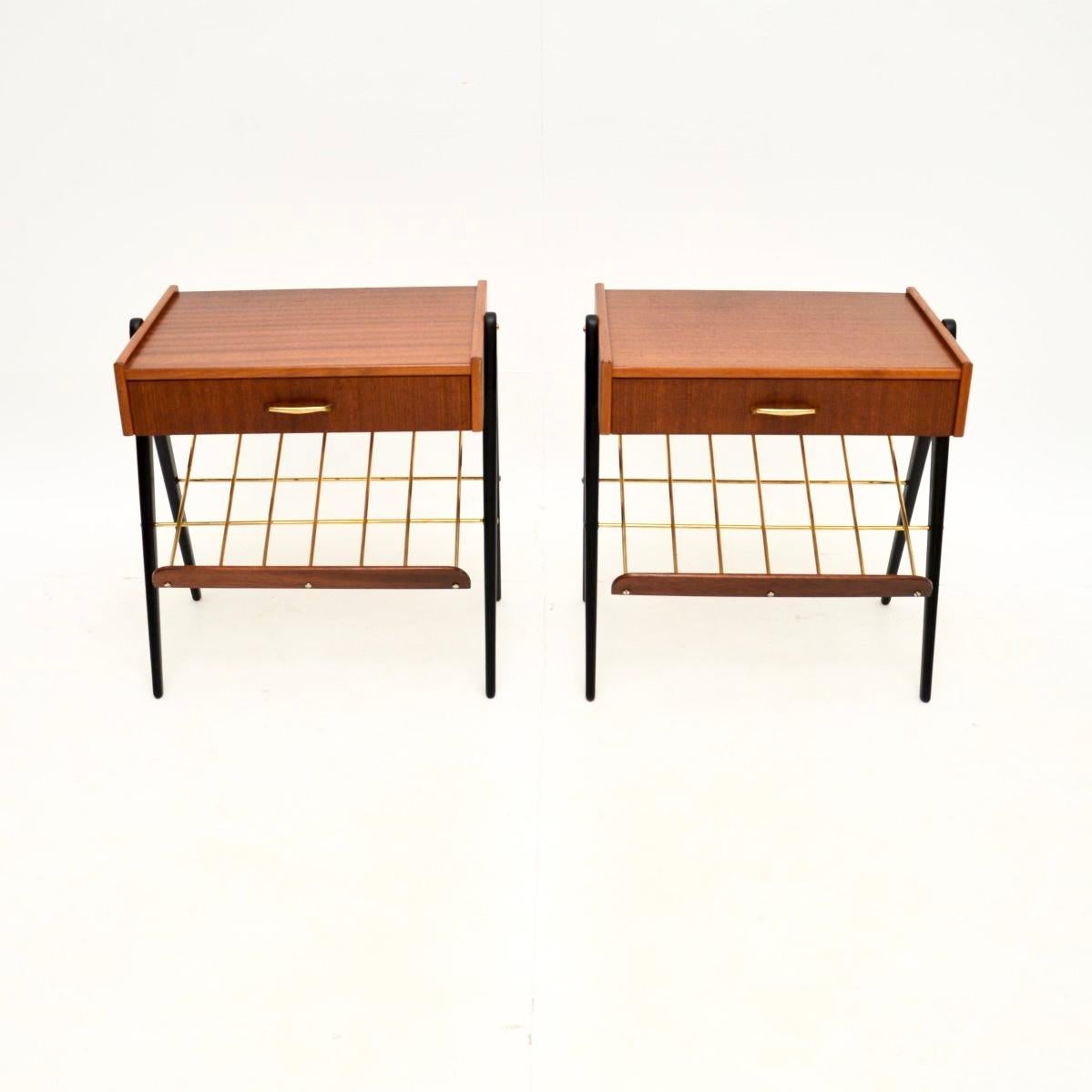 Ein äußerst stilvolles und sehr gut gemachtes Paar schwedischer Vintage-Nachttische aus Teakholz aus den 1960er Jahren.

Die Qualität ist hervorragend, sie sind schön gestaltet und gut konstruiert mit einer eleganten, aber dennoch robusten Bauweise.