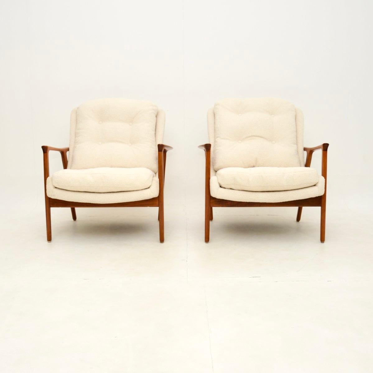 Una coppia assolutamente straordinaria di poltrone svedesi vintage in noce di Inge Andersson per Broderna Andersson. Le abbiamo importate di recente dalla Svezia, risalgono agli anni '60.

Hanno un design molto elegante e sono estremamente comode.