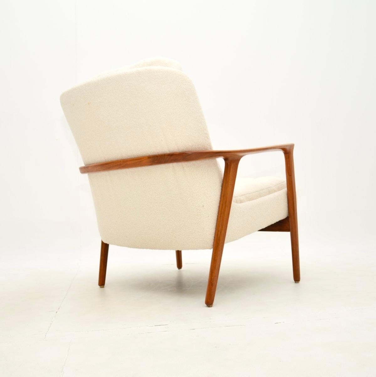 Bouclé Coppia di poltrone svedesi in noce d'epoca di Inge Andersson in vendita