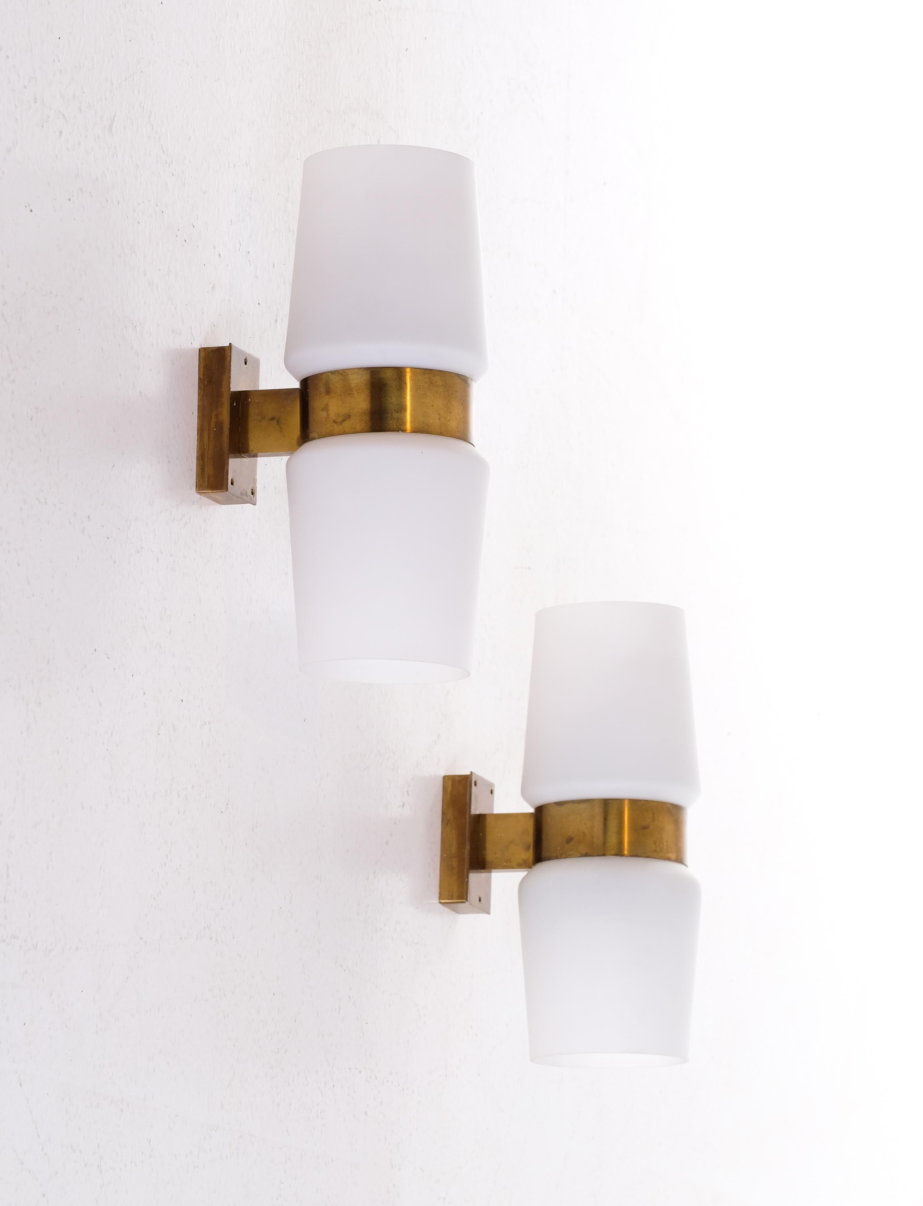 Produced by Fagerhults Belysning, Sweden, 1960s. Brass and opaline glass shades.
Rare model, good condition with minor signs of usage and patina.