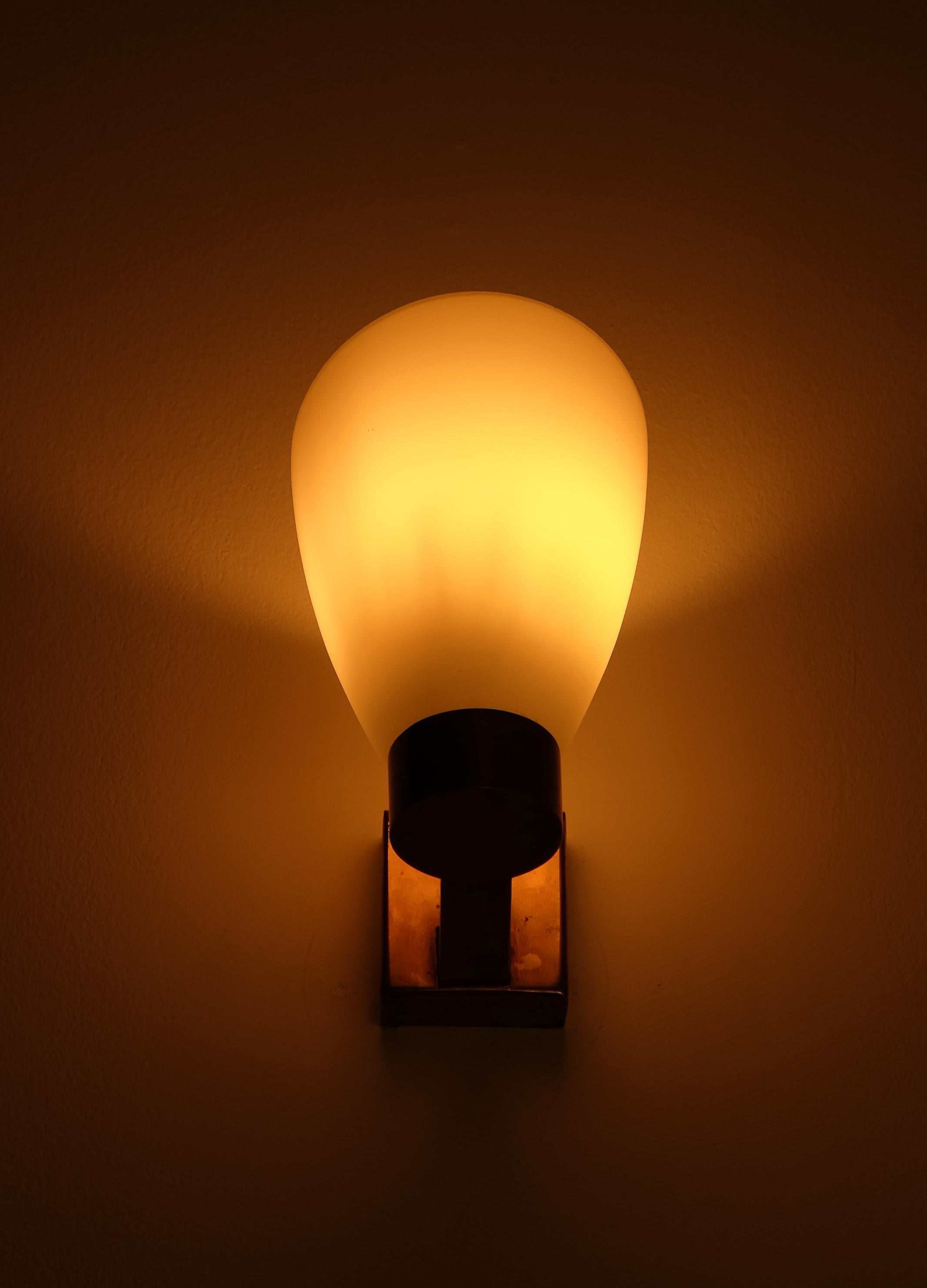 Milieu du XXe siècle Paire de lampes murales suédoises, circa 1960 en vente