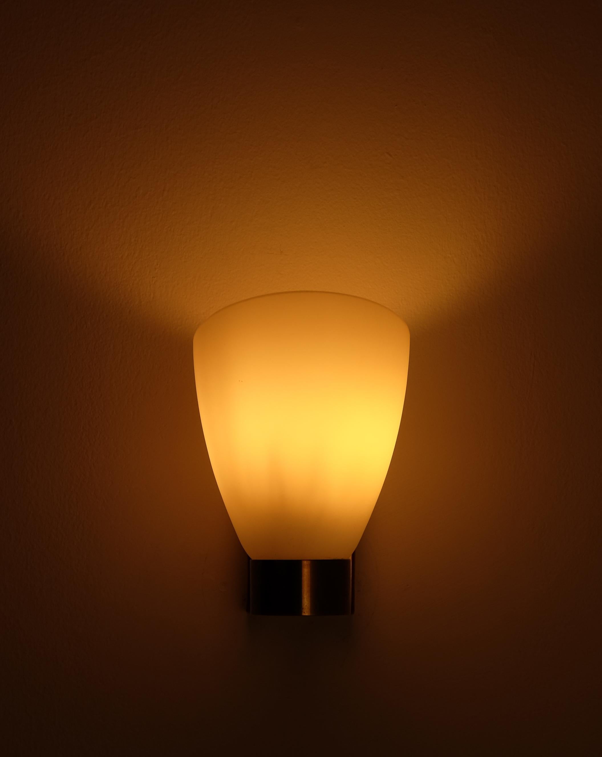 Laiton Paire de lampes murales suédoises, circa 1960 en vente