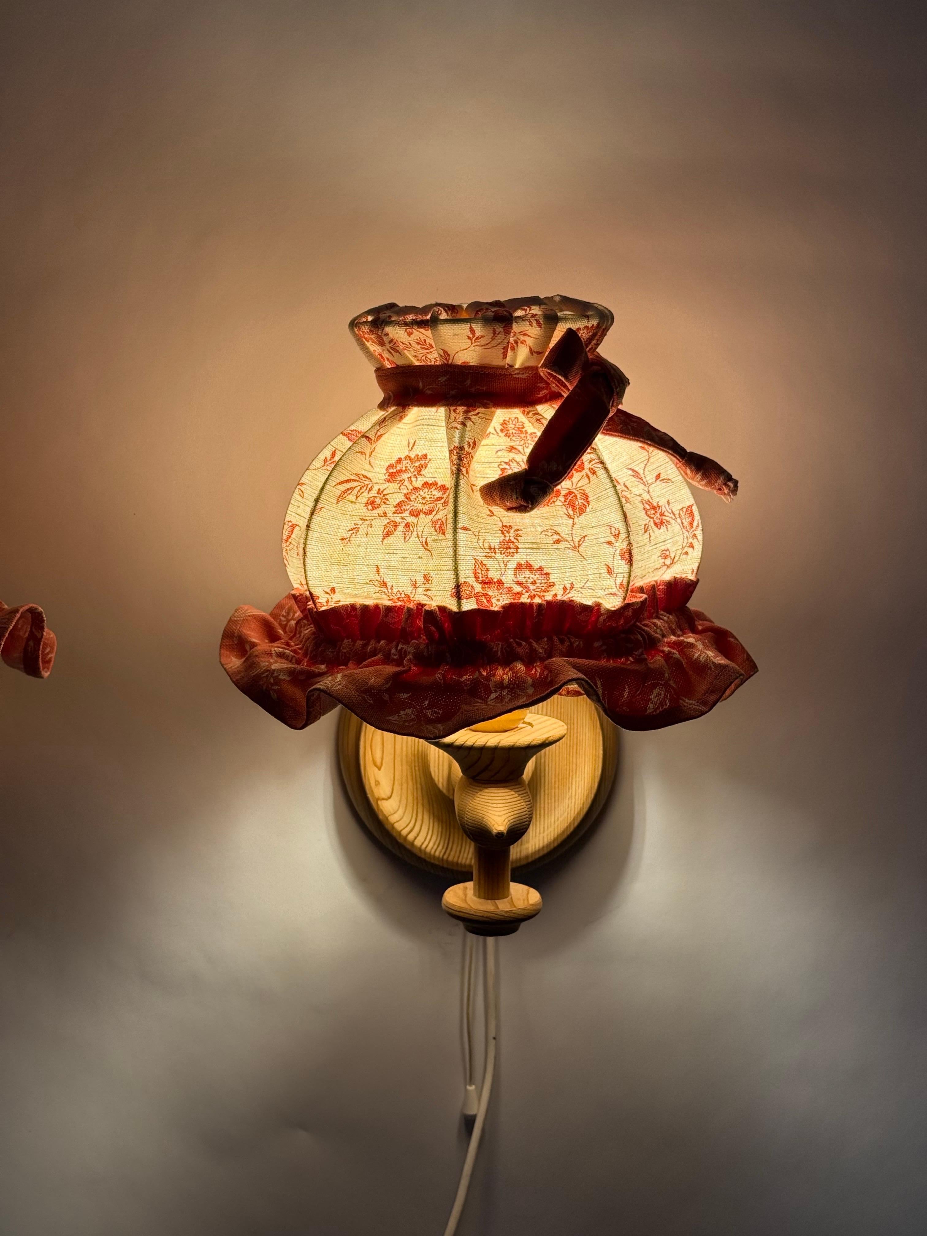 Pair of Swedish Wall Lamps Made of Pinewood and Floral Textile Shade In Good Condition For Sale In Hannover, DE